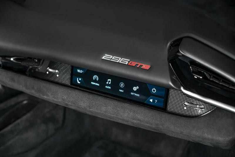 Ferrari 296 GTB Lift, kamera, karbon+LEDs
