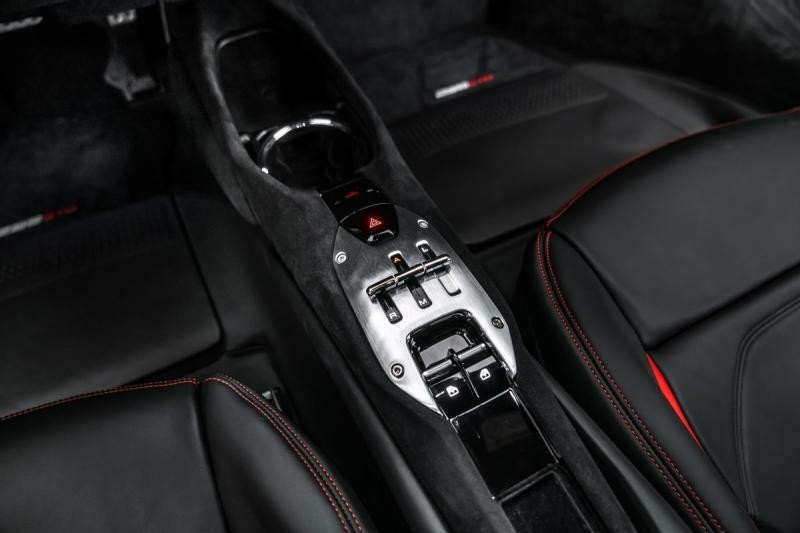 Ferrari 296 GTB Lift, kamera, karbon+LEDs