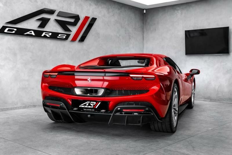 Ferrari 296 GTB Lift, kamera, karbon+LEDs