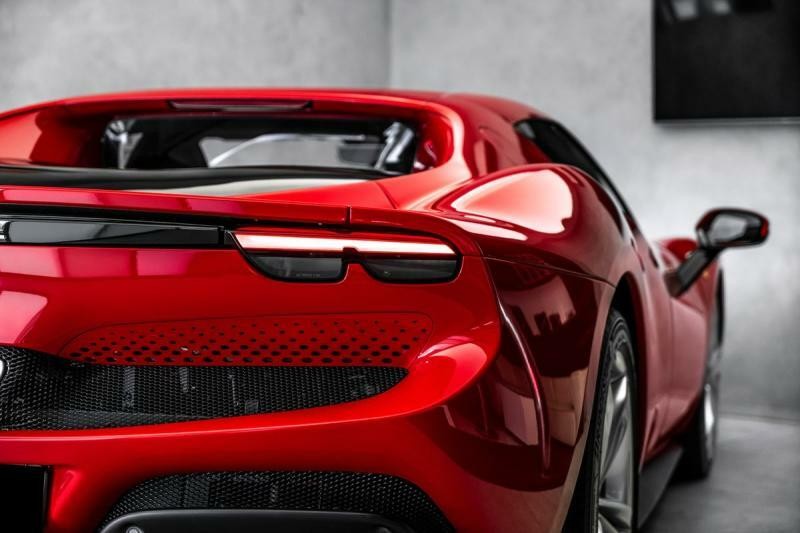 Ferrari 296 GTB Lift, kamera, karbon+LEDs