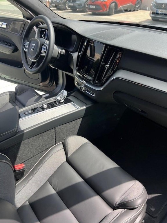Volvo XC60 2.0 T8 Recharge Plus Dark eAWD A/T