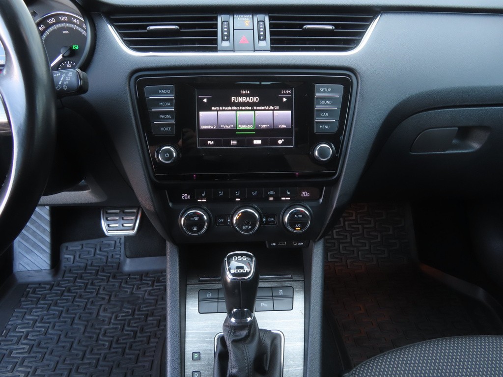 Skoda Octavia Combi . Scout 2.0 TDI Automat, Serv.kniha, Xenóny, Bi-Xenóny