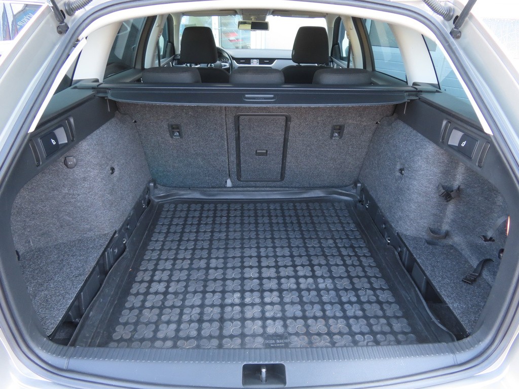 Skoda Octavia Combi . Scout 2.0 TDI Automat, Serv.kniha, Xenóny, Bi-Xenóny