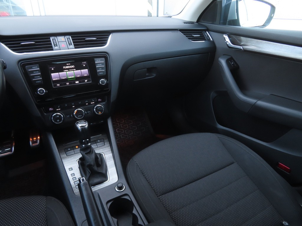 Skoda Octavia Combi . Scout 2.0 TDI Automat, Serv.kniha, Xenóny, Bi-Xenóny