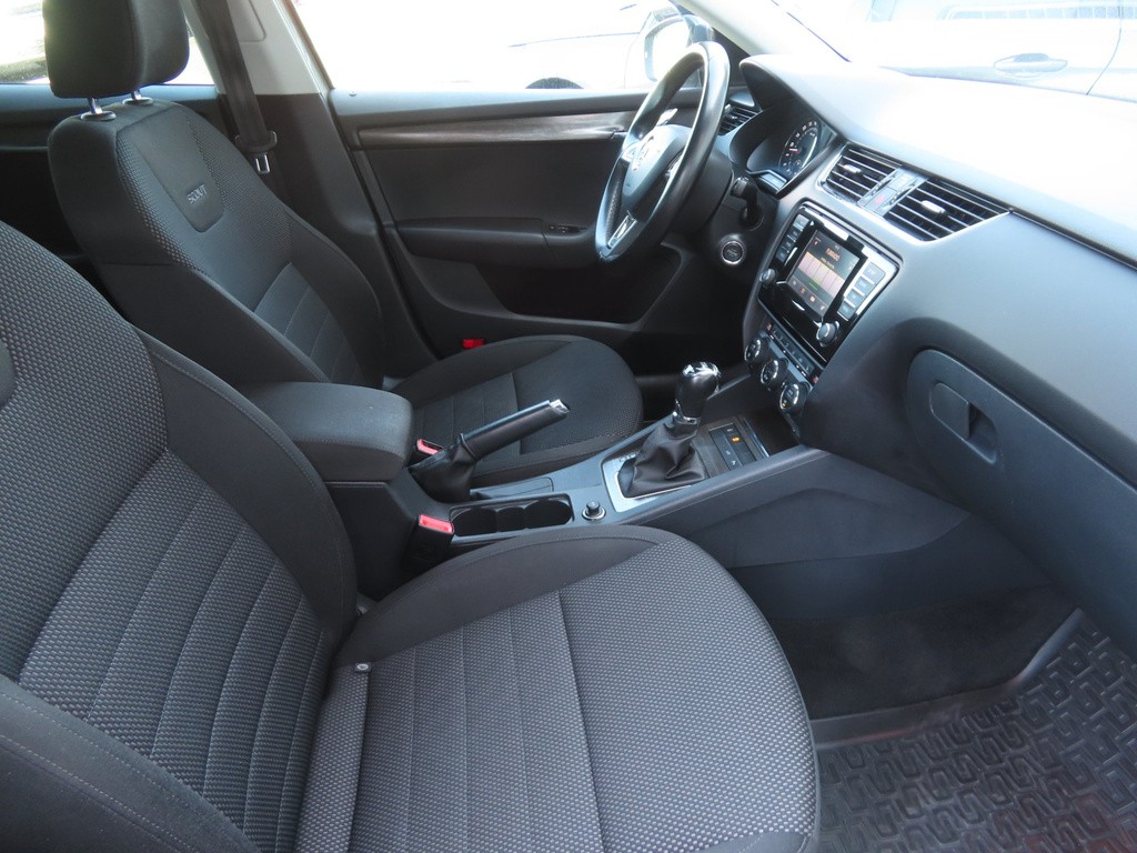 Skoda Octavia Combi . Scout 2.0 TDI Automat, Serv.kniha, Xenóny, Bi-Xenóny
