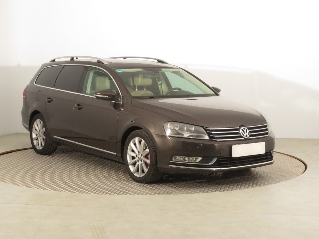 VW Passat 2.0 TDI Tempomat, Park. senzory, Vyhř. sedaček