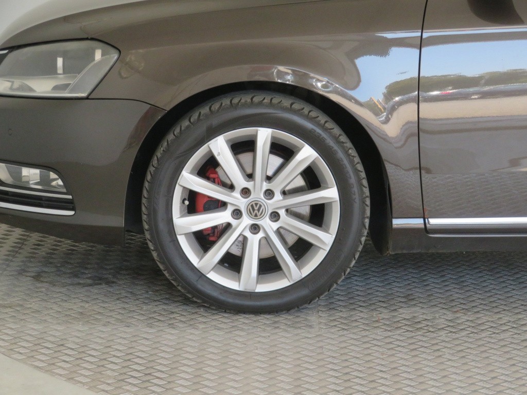 VW Passat 2.0 TDI Tempomat, Park. senzory, Vyhř. sedaček