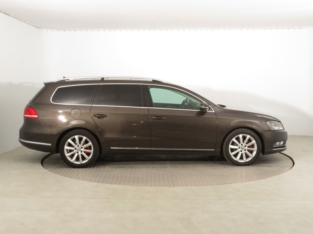 VW Passat 2.0 TDI Tempomat, Park. senzory, Vyhř. sedaček