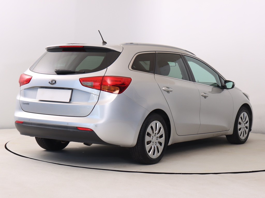 Kia Ceed Comfort 1.6 GDI Tempomat, Park. senzory, Vyhř. sedaček