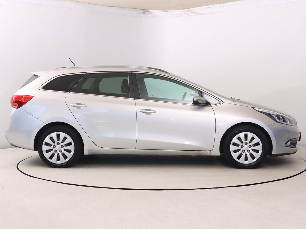 Kia Ceed Comfort 1.6 GDI Tempomat, Park. senzory, Vyhř. sedaček
