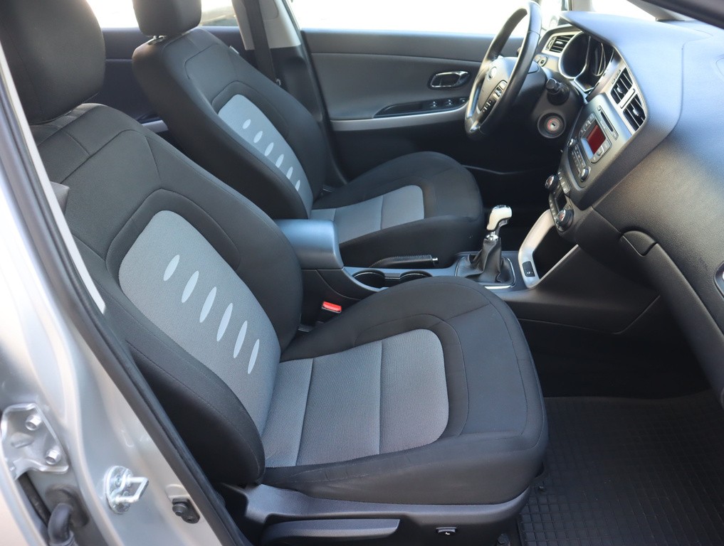 Kia Ceed Comfort 1.6 GDI Tempomat, Park. senzory, Vyhř. sedaček