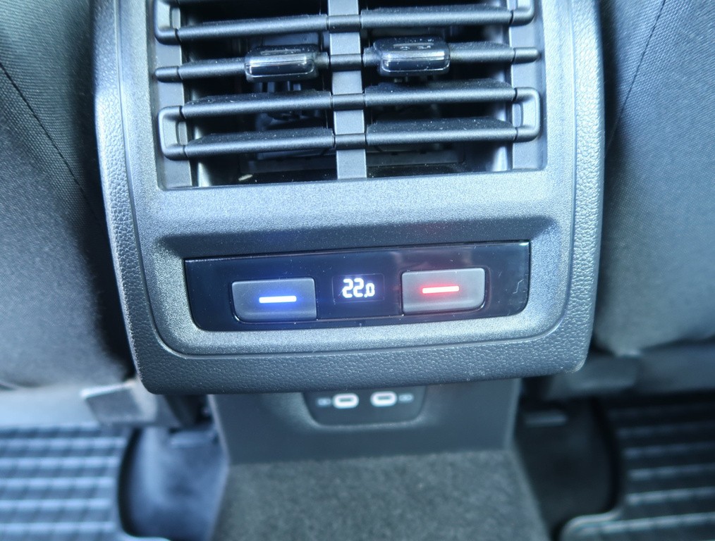 VW Golf Comfortline 2.0 TDI nadštandardná výbava