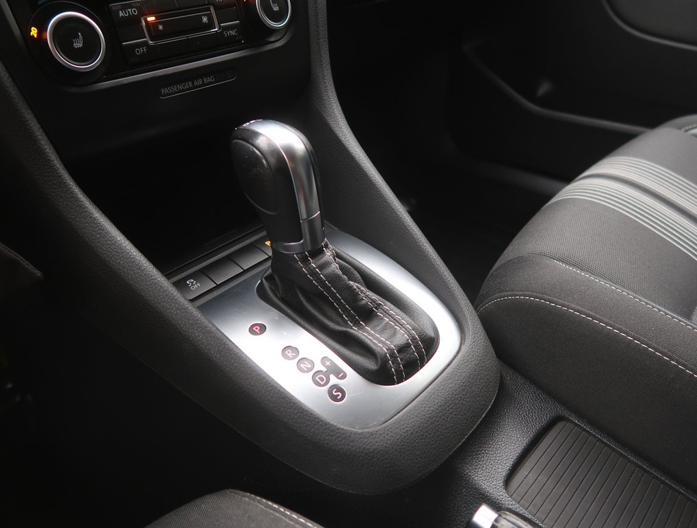 VW Golf 2.0 TDI Automat, Park. senzory, Vyhř. sedaček