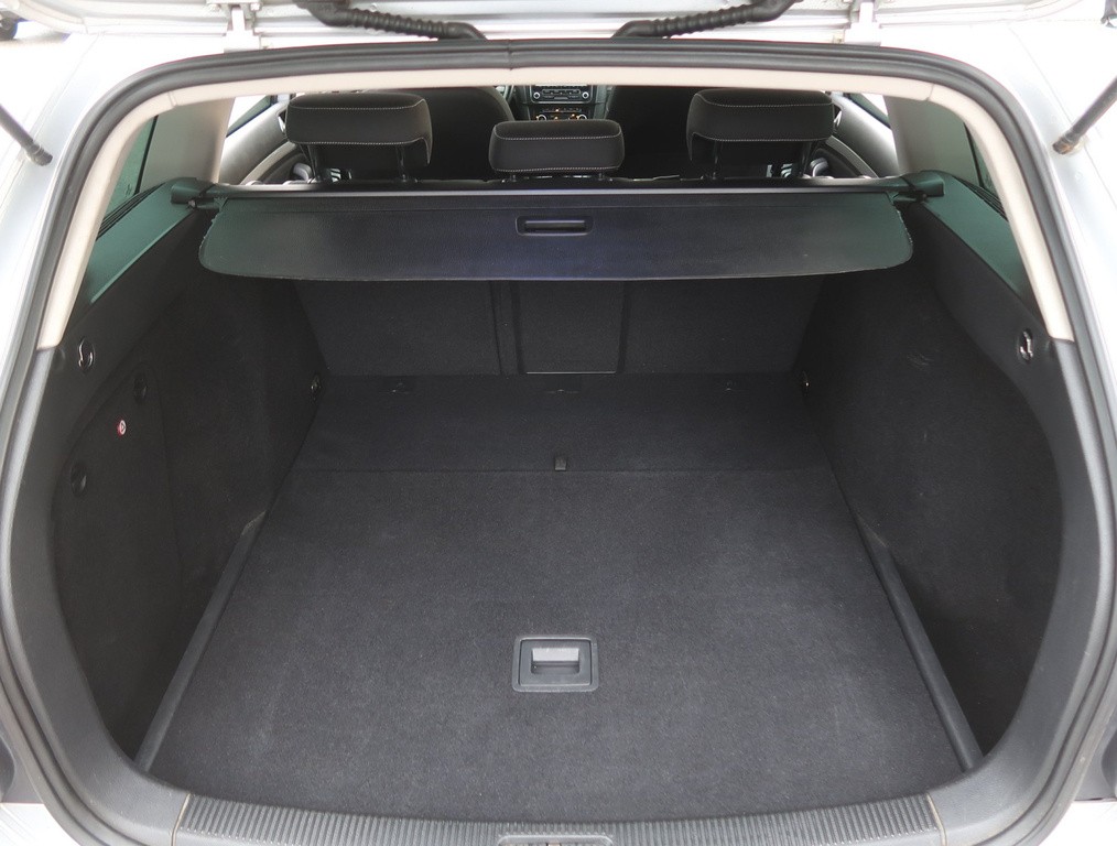 VW Golf 2.0 TDI Automat, Park. senzory, Vyhř. sedaček