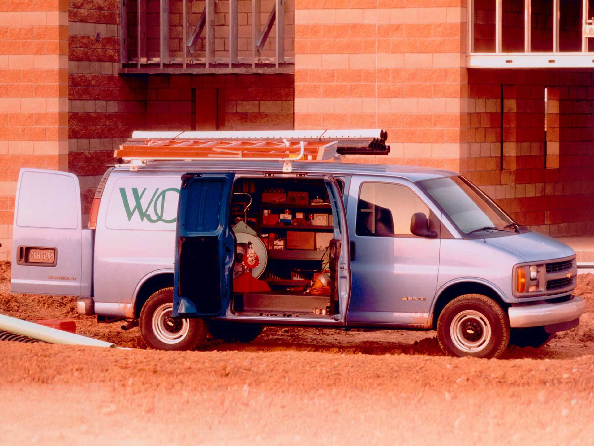 Chevrolet Express G3500 Cargo Van 6.5 V8 Hydra-Matic, 198hp, 2002