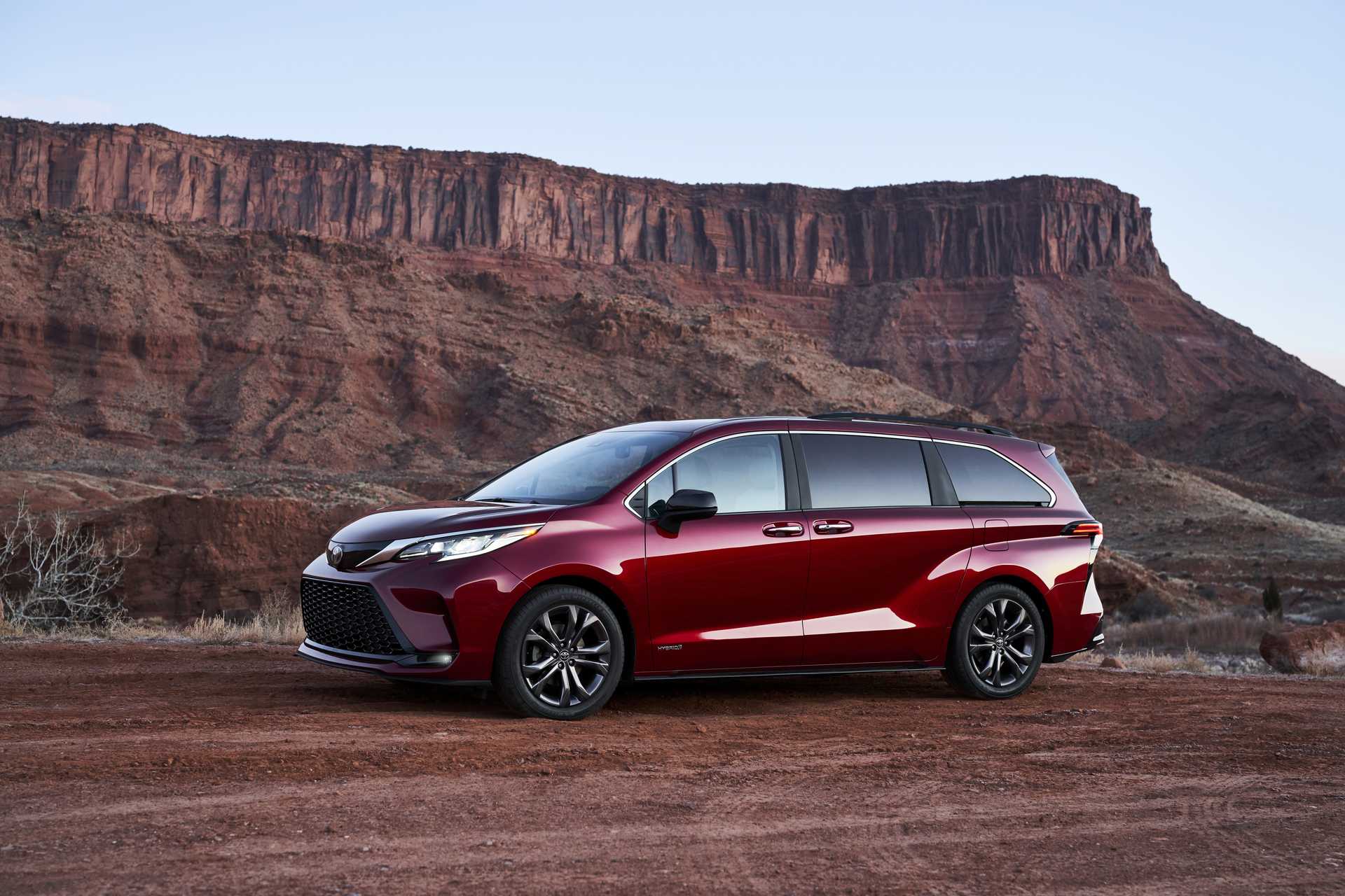 Toyota Sienna Hybrid  ECVT, 246hp, 2021