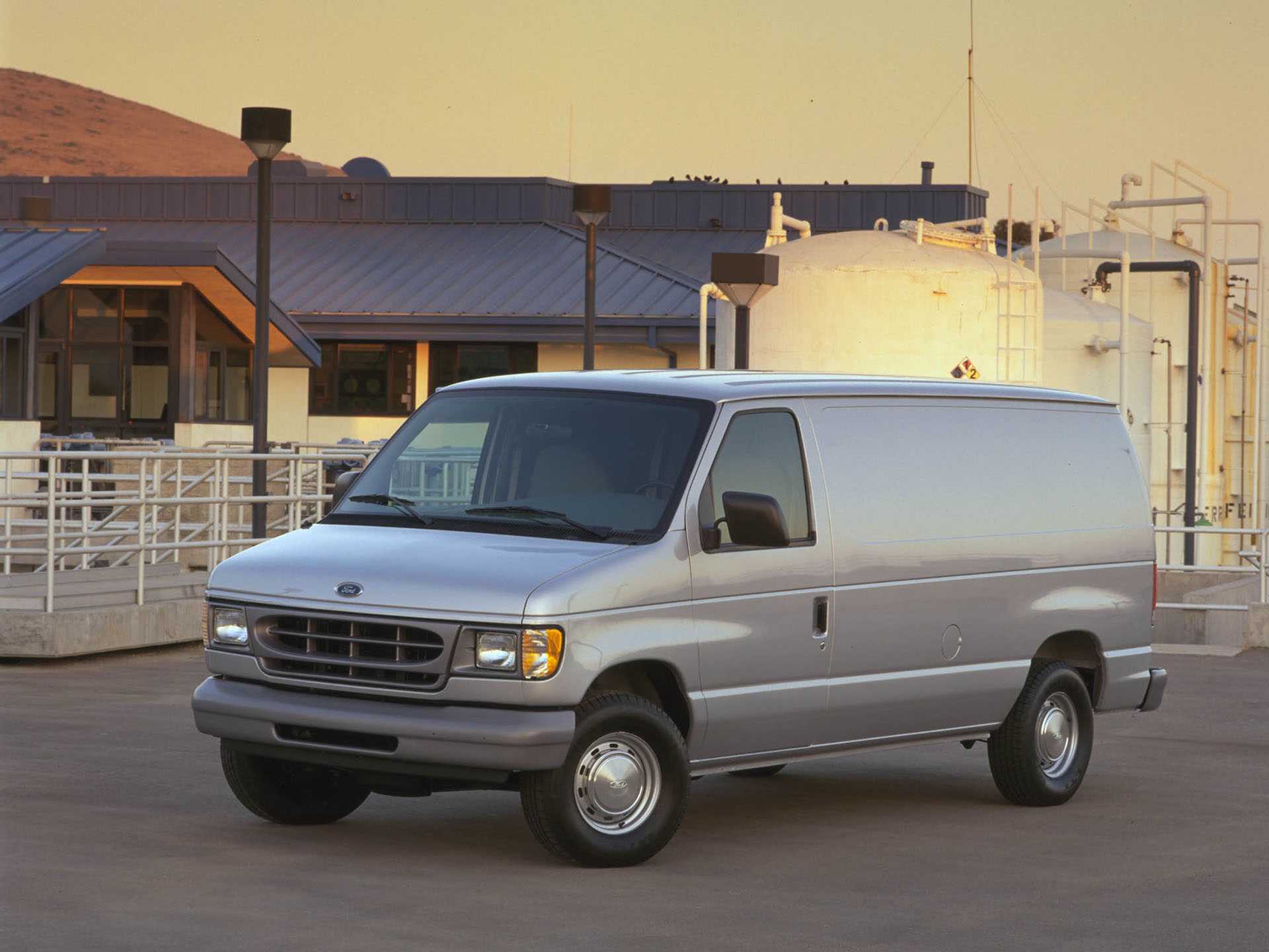 Ford E-150 Cargo Van 4.6 V8 SEFI Automatic, 228hp, 2002