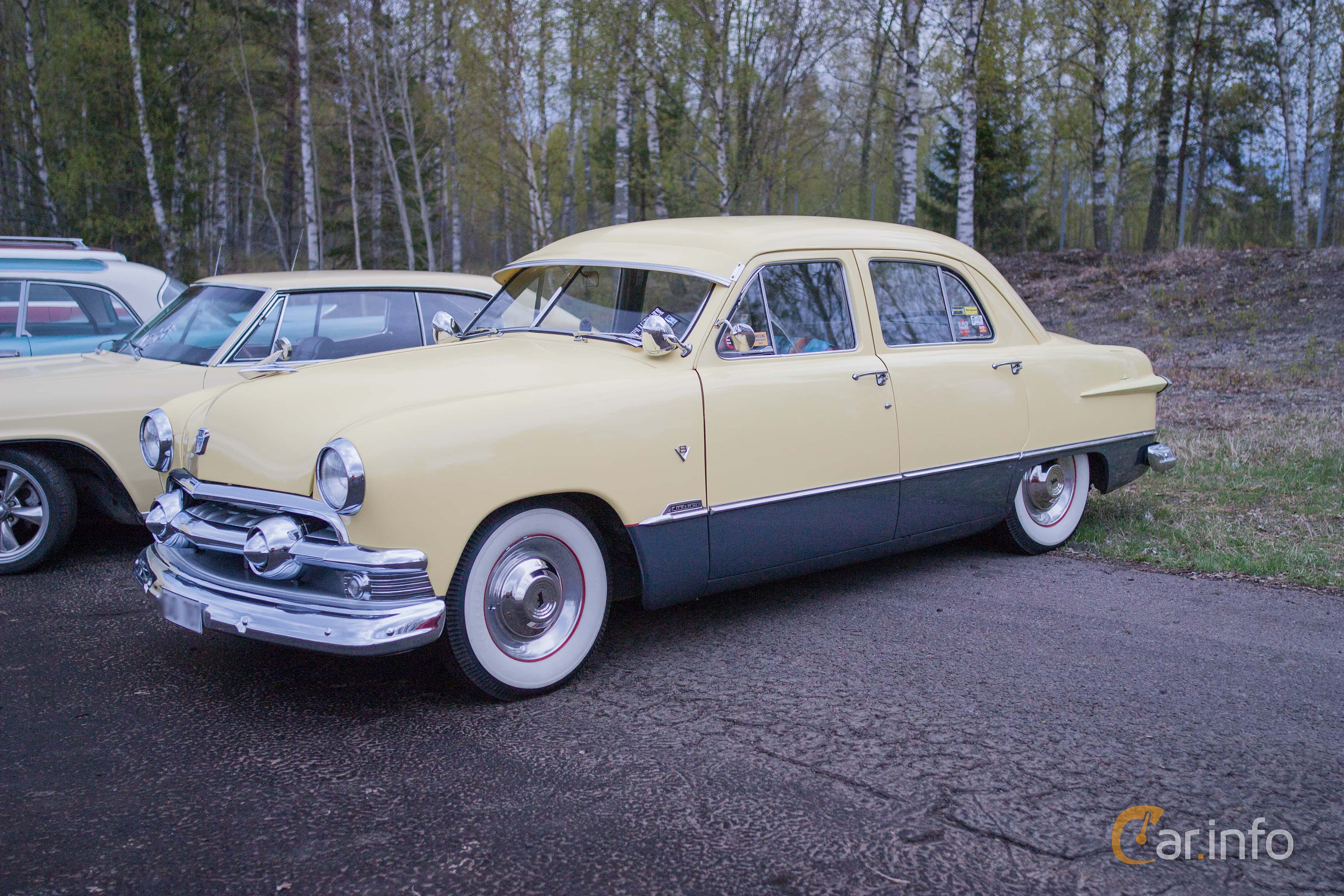 Ford Custom Deluxe Fordor Sedan 3.9 V8 102hp, 1951