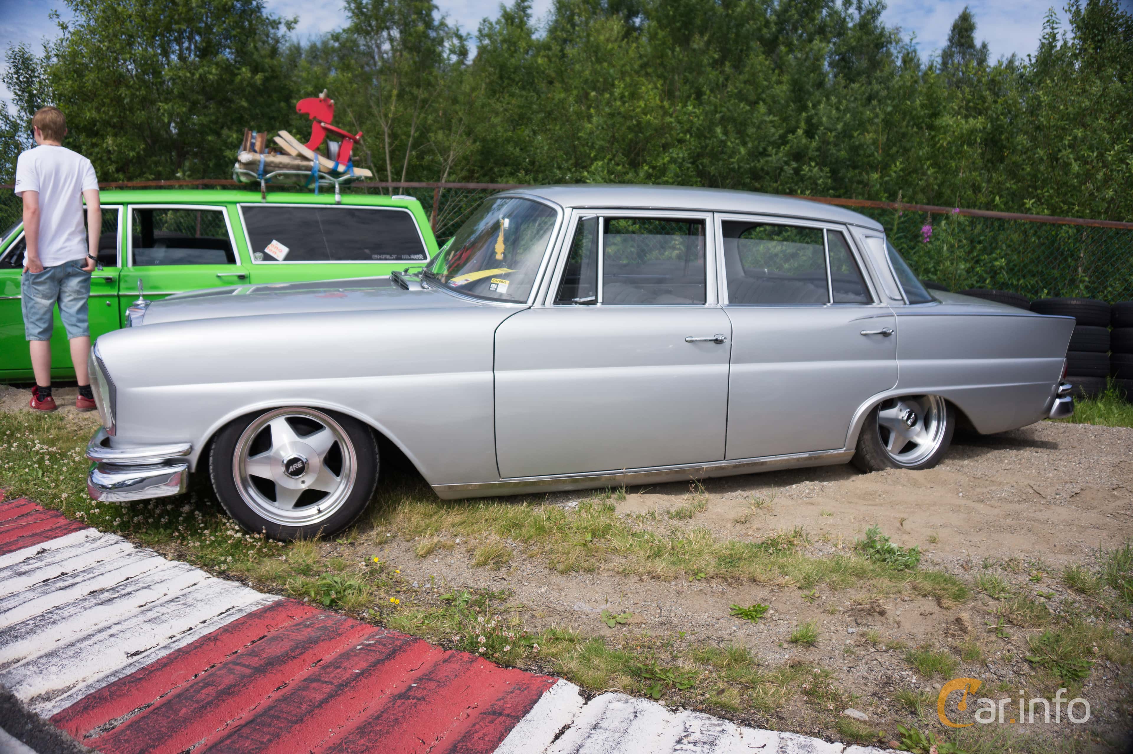 Mercedes-Benz 220 S Sedan