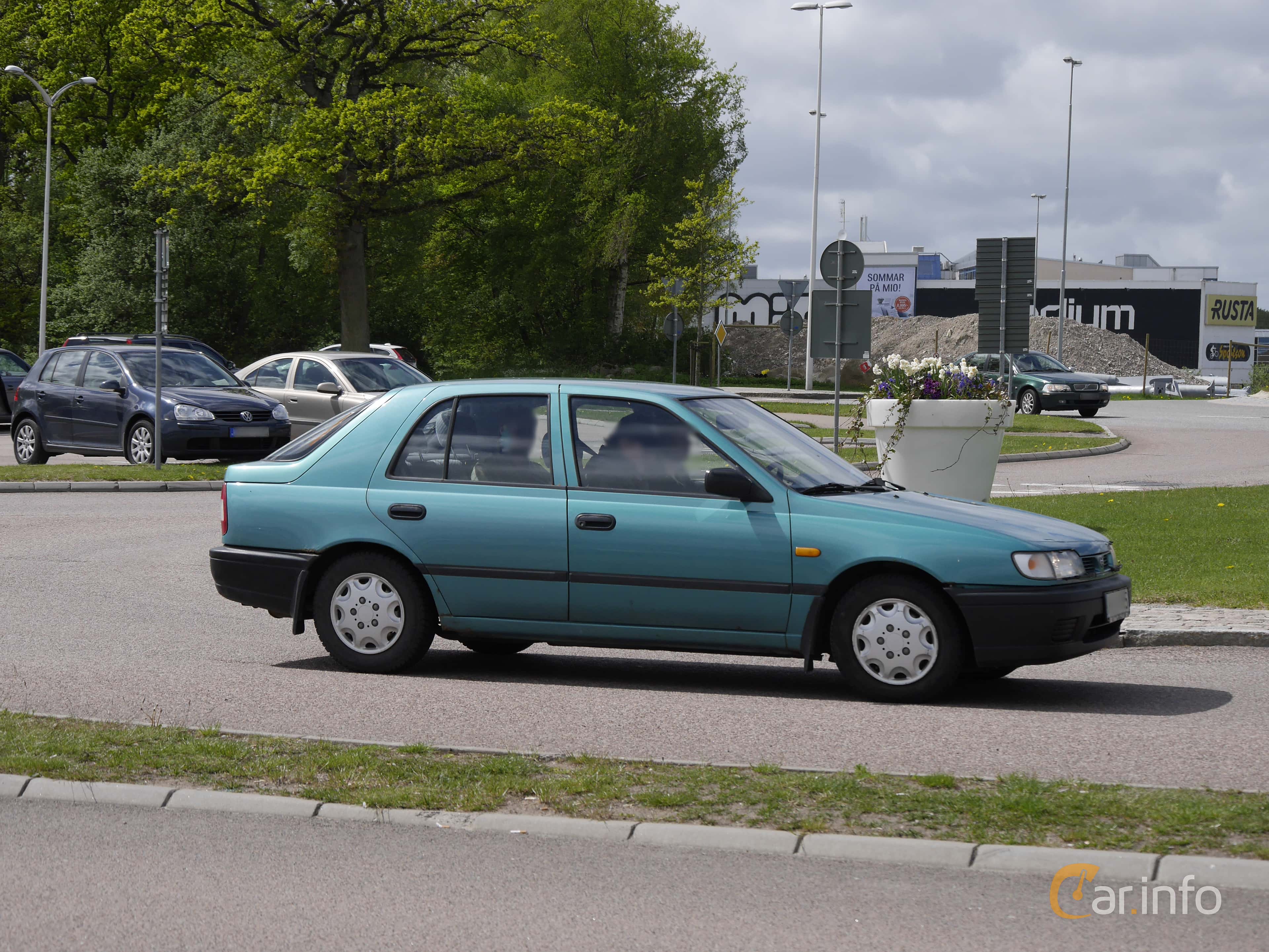 Nissan Sunny 5-door Hatchback generation B13 2.0