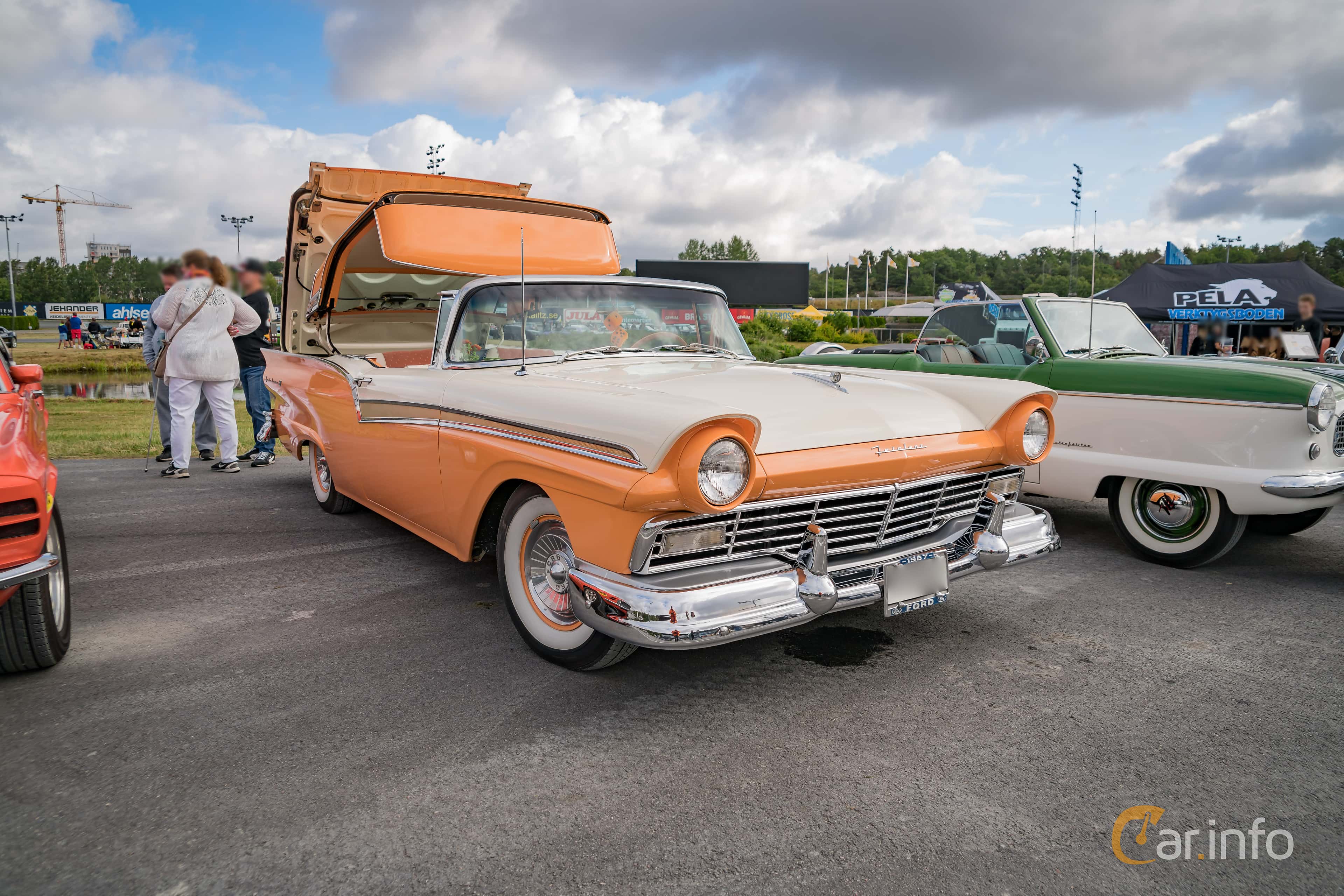 Ford Fairlane 500 Skyliner 4.8 V8 Manual, 215hp, 1957