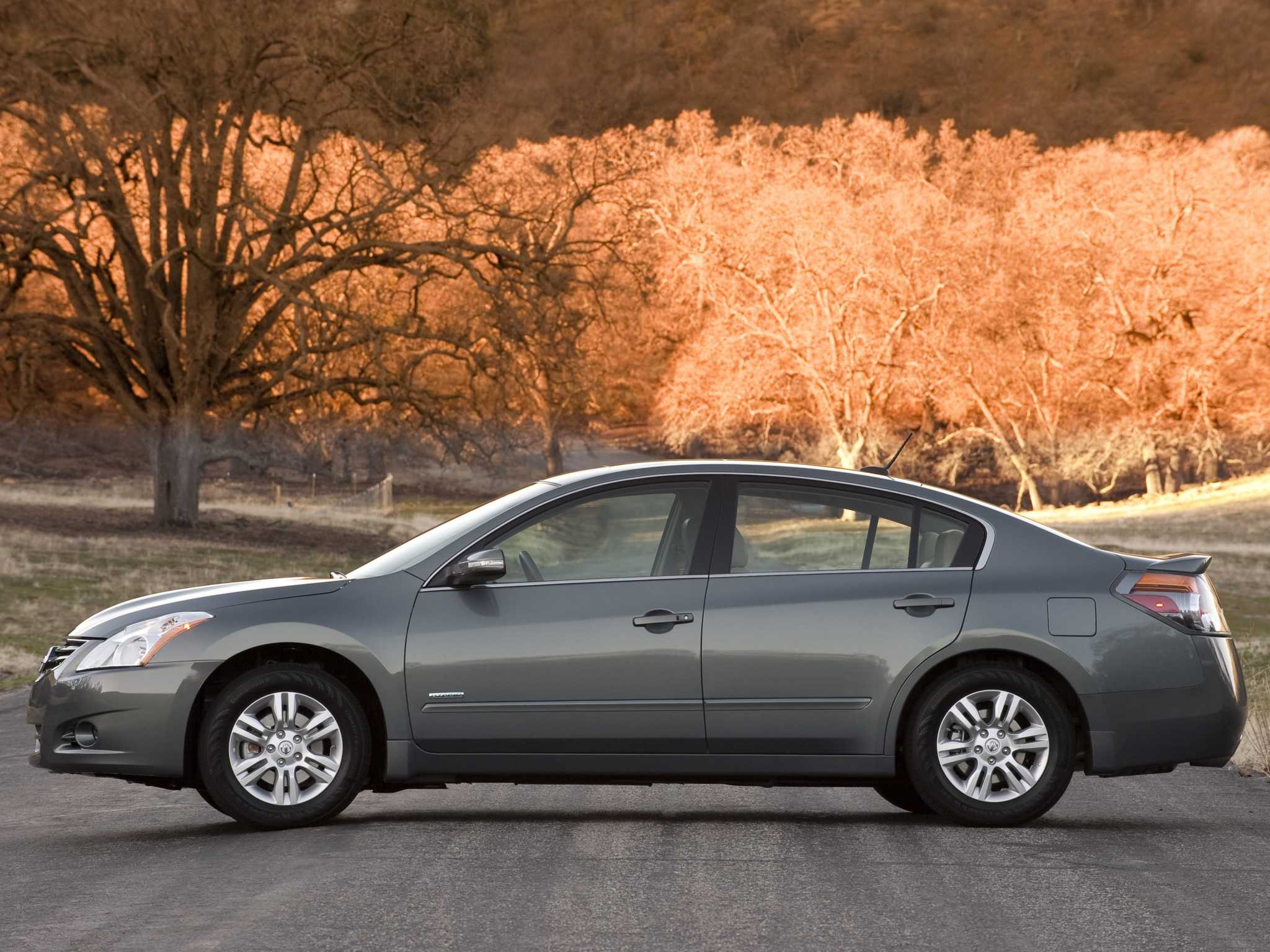 Nissan Altima Hybrid 2.5 CVT, 201hp, 2011