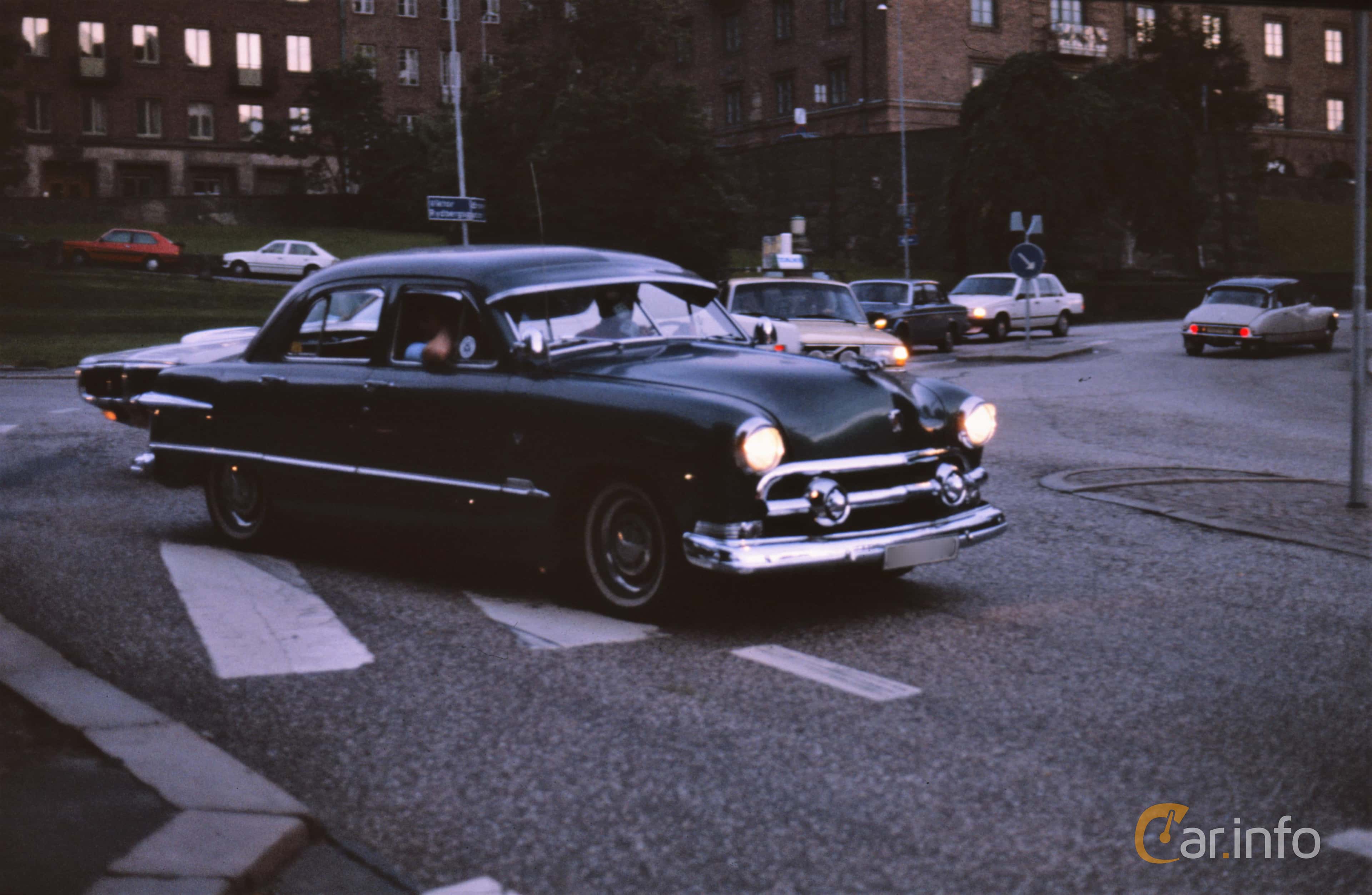 Ford Custom Deluxe Fordor Sedan 3.9 V8 Automatic, 102hp, 1951