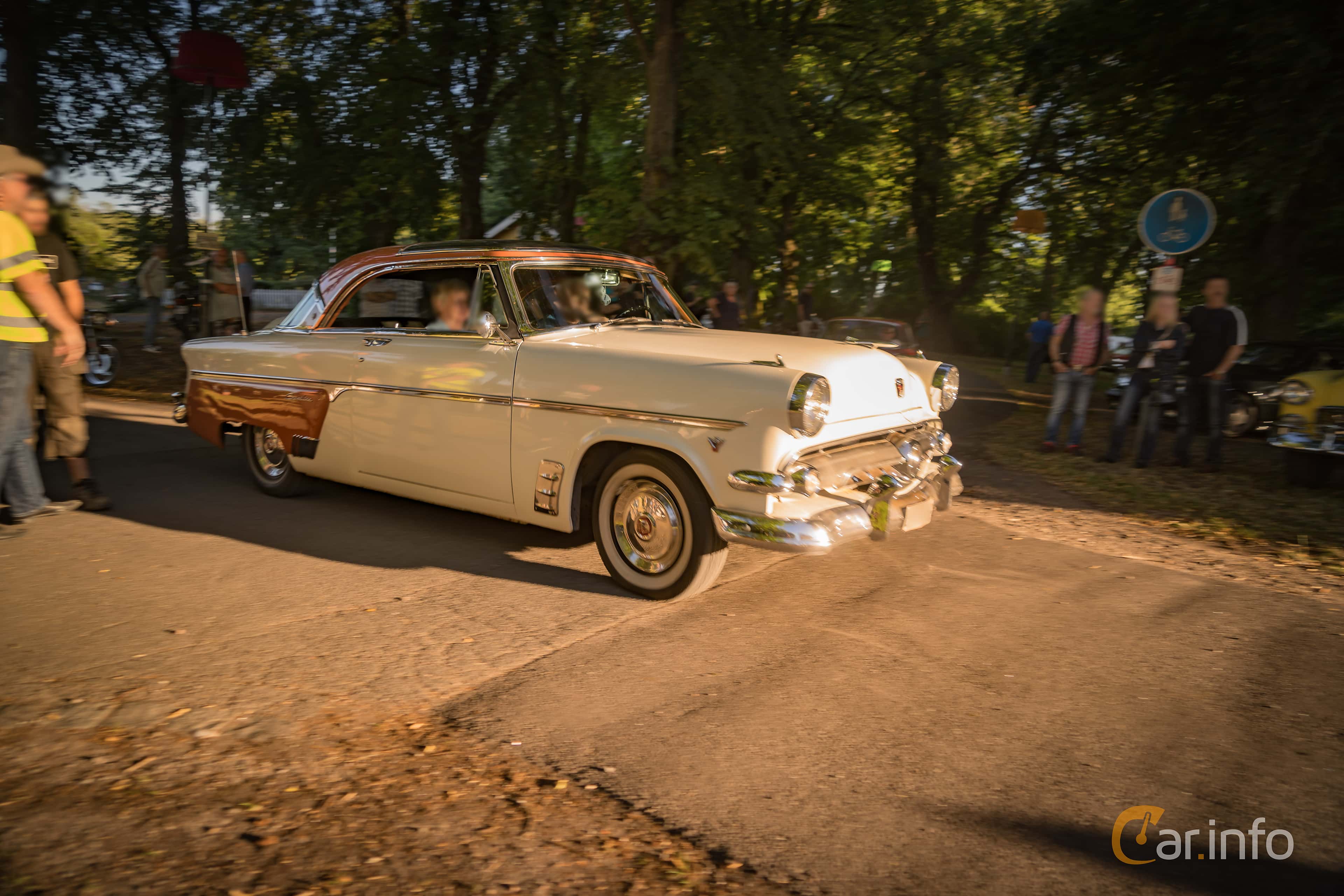 Ford Crestline Skyliner 3.9 V8 Automatic, 132hp, 1954
