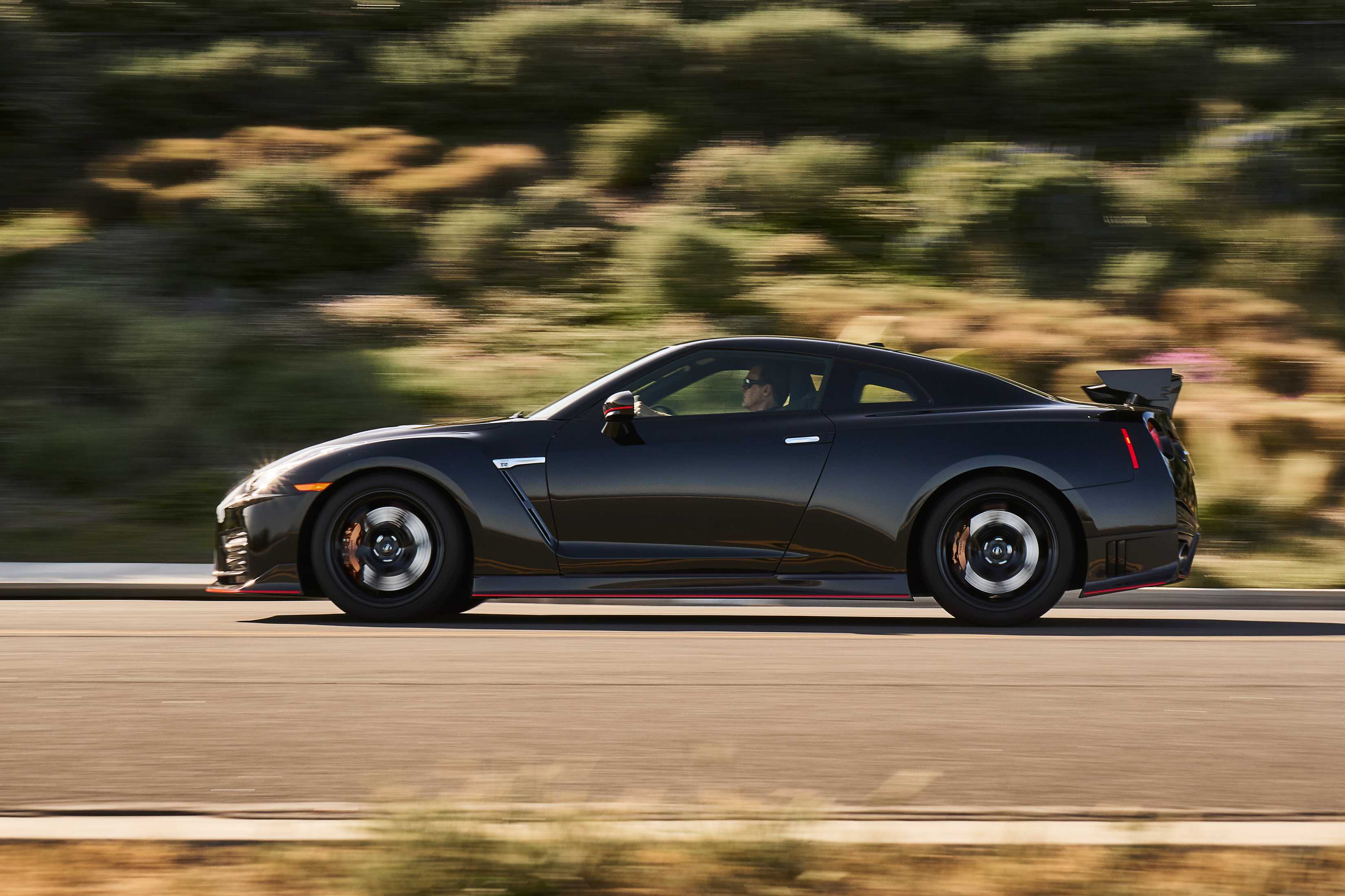 Nissan GT-R Nismo 3.8 V6 4x4 DCT, 608hp, 2018