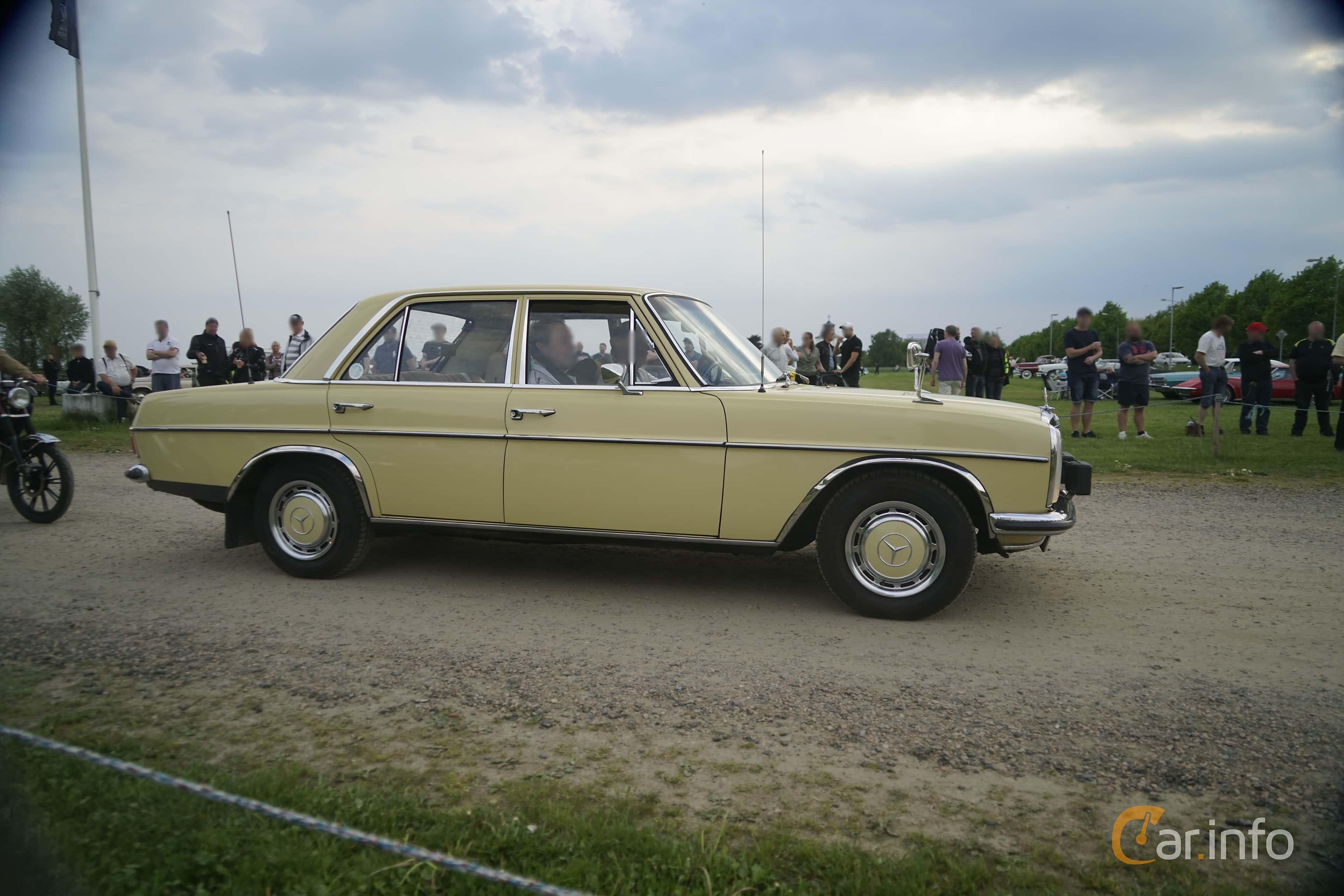 Mercedes-Benz 200  Manual, 95hp, 1973