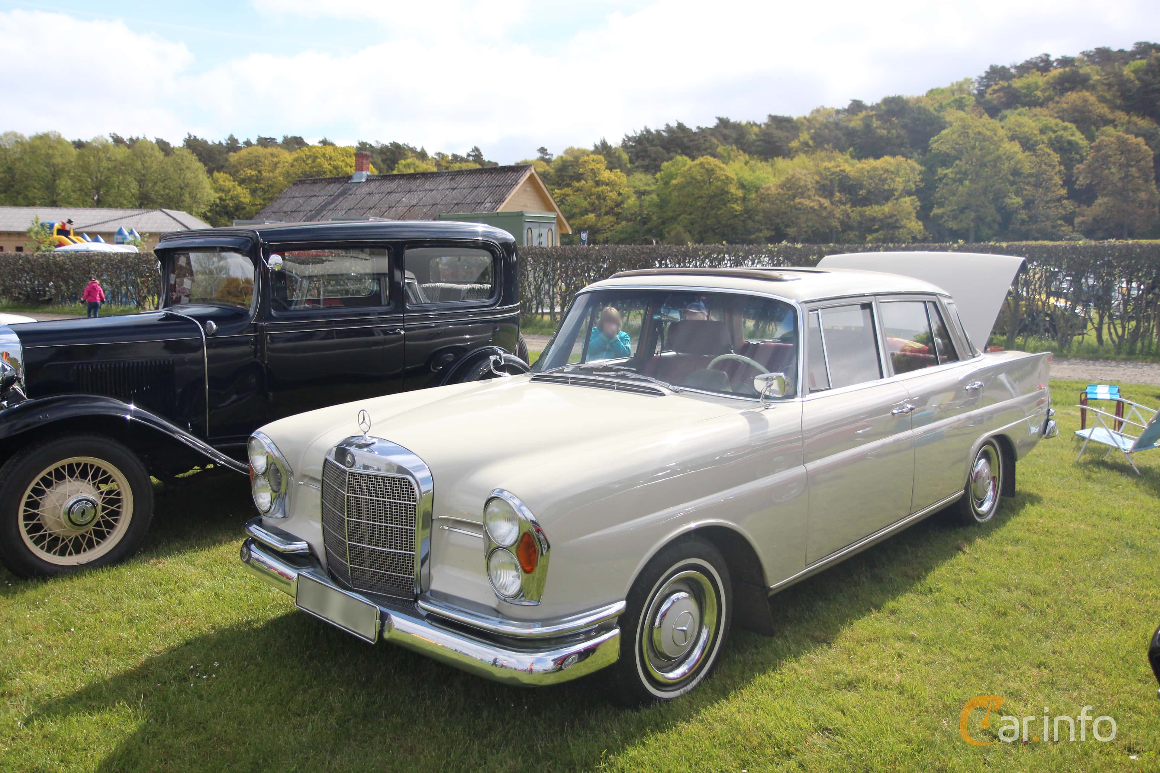Mercedes-Benz 230 S Sedan