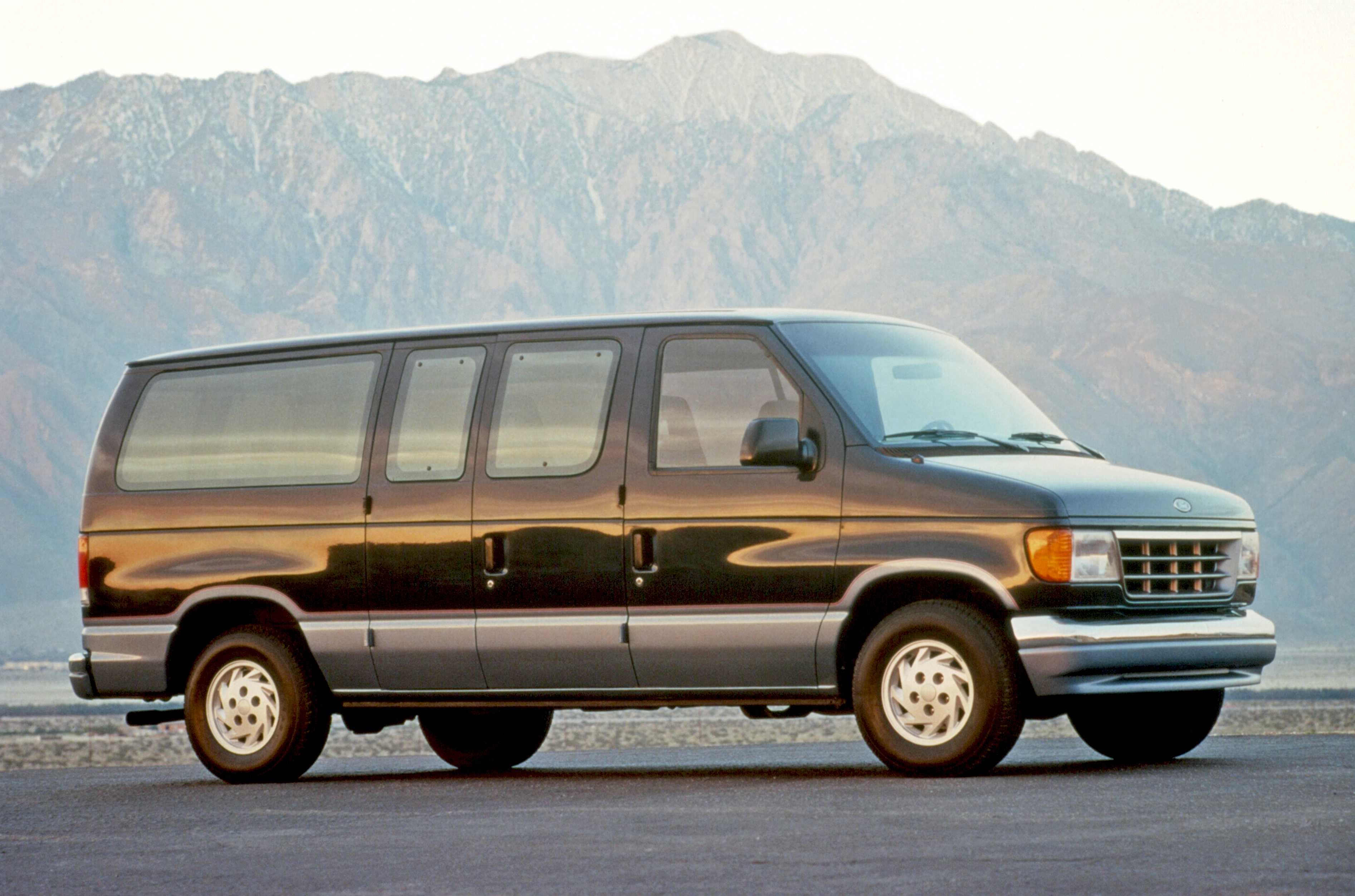 Ford Club Wagon E-150 5.8 V8 EFI Automatic, 213hp, 1996
