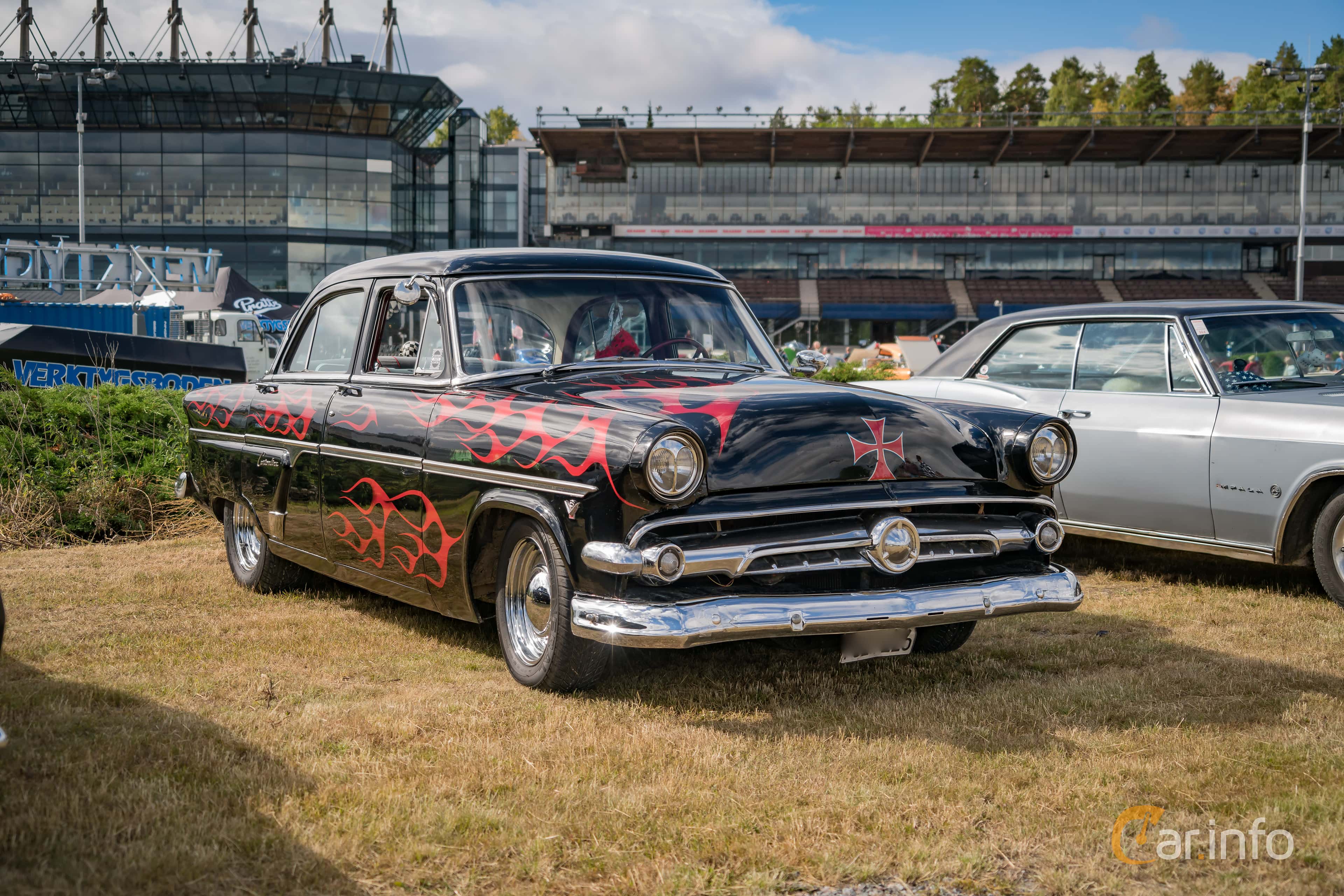 Ford Customline Fordor Sedan 3.9 V8 Automatic, 132hp, 1954