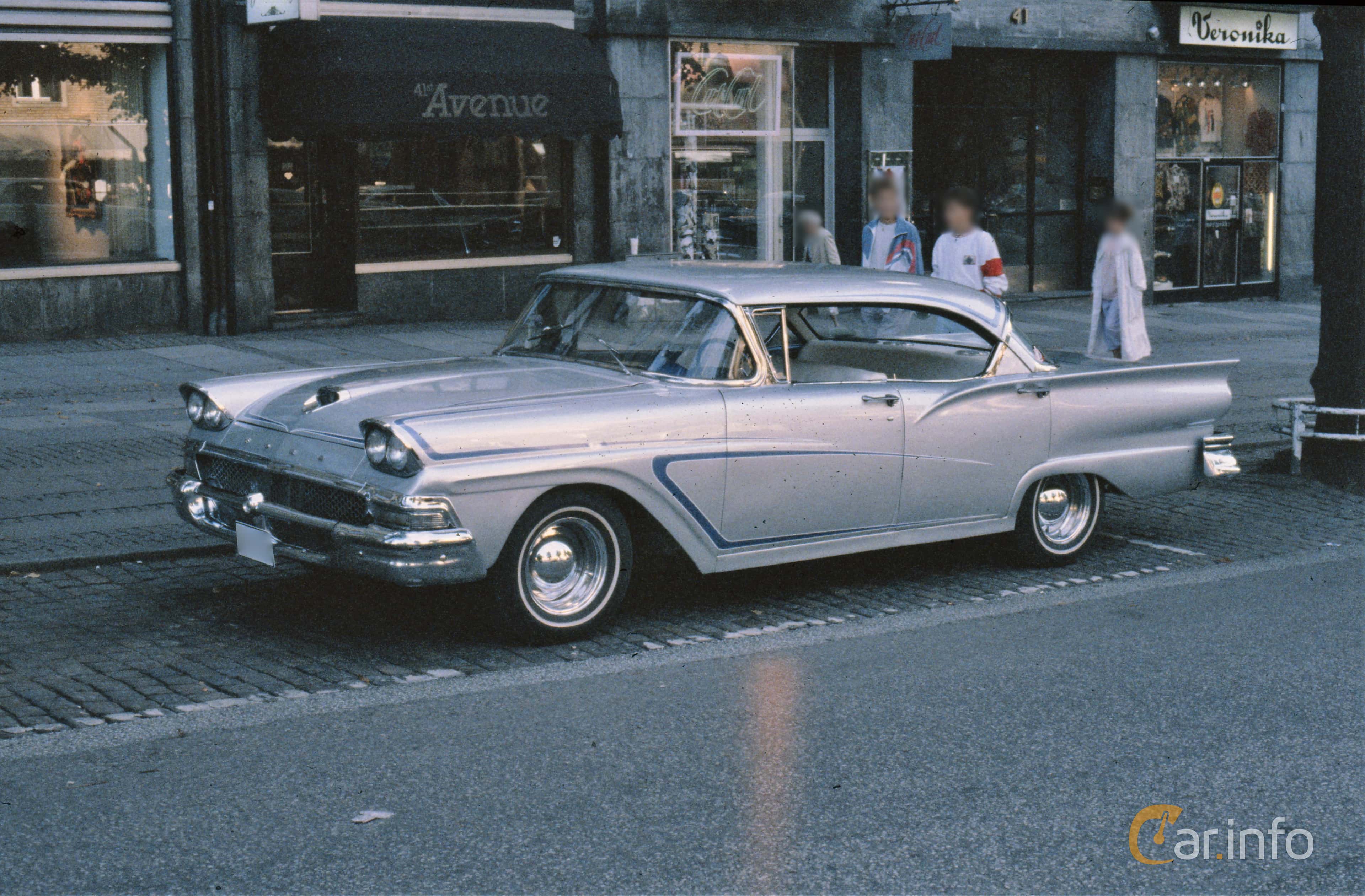 Ford Fairlane 500 Town Victoria 4.8 V8 Manual, 215hp, 1957