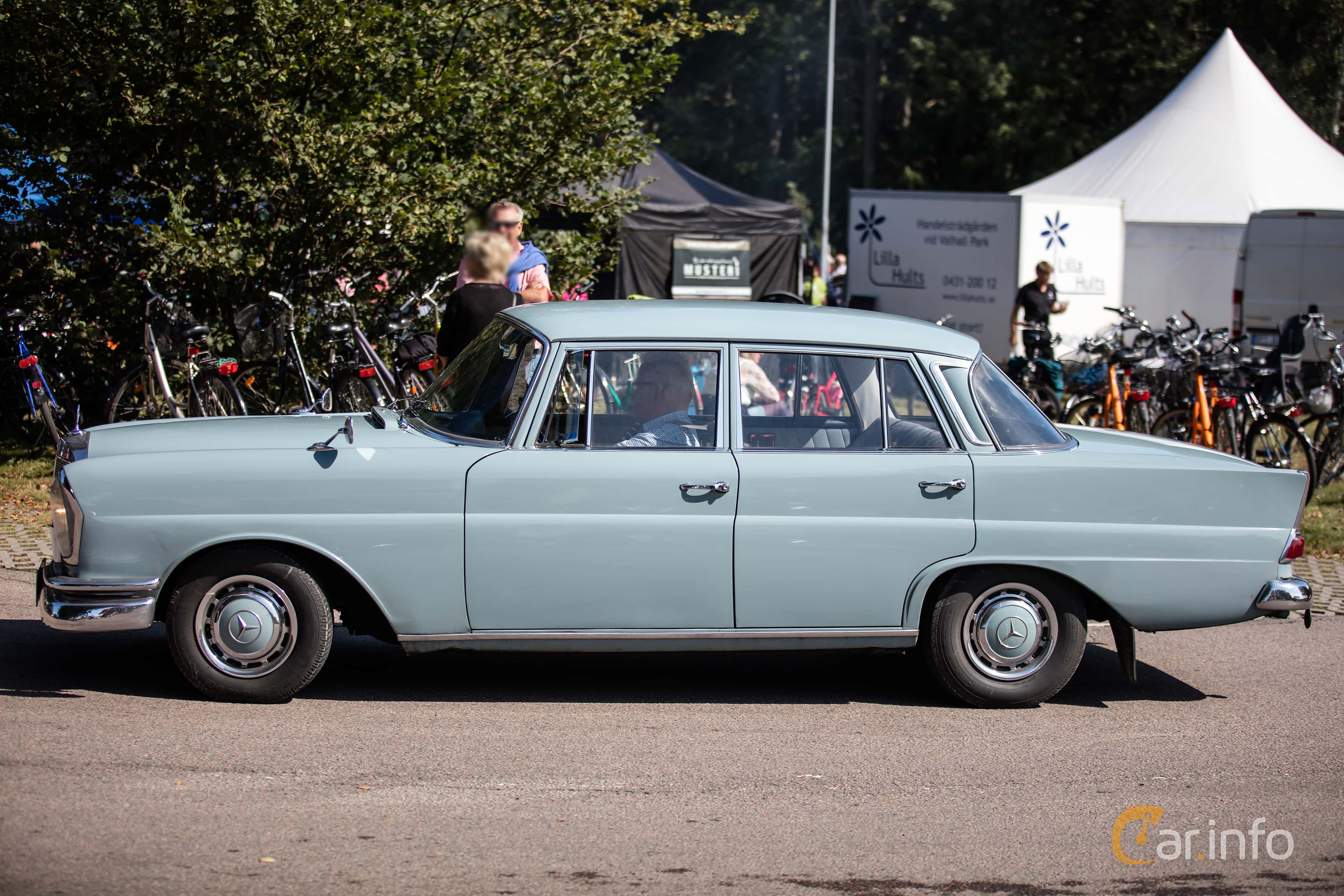 Mercedes-Benz 220 Sedan