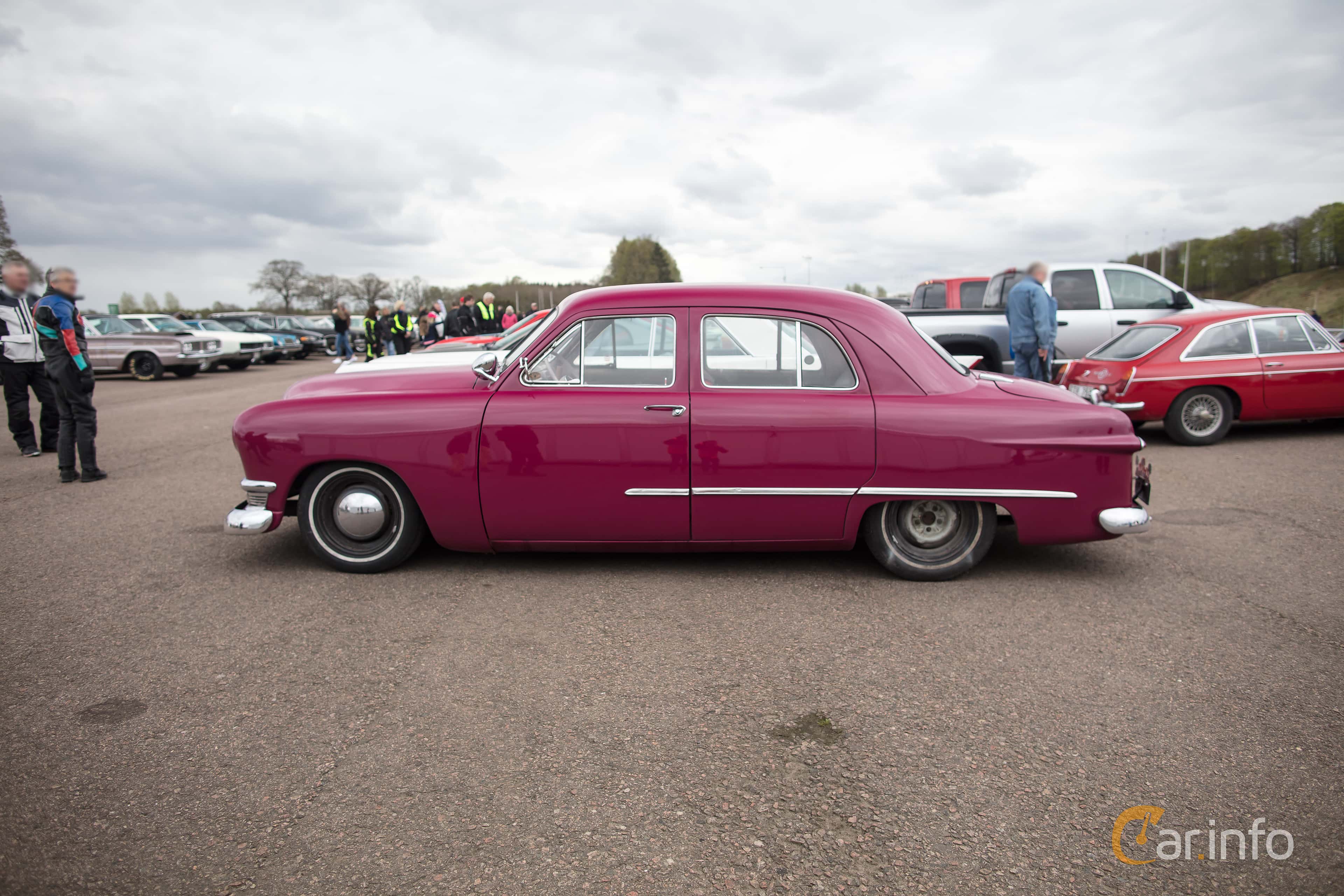 Ford Deluxe Fordor Sedan 3.9 V8 Manual, 102hp, 1950
