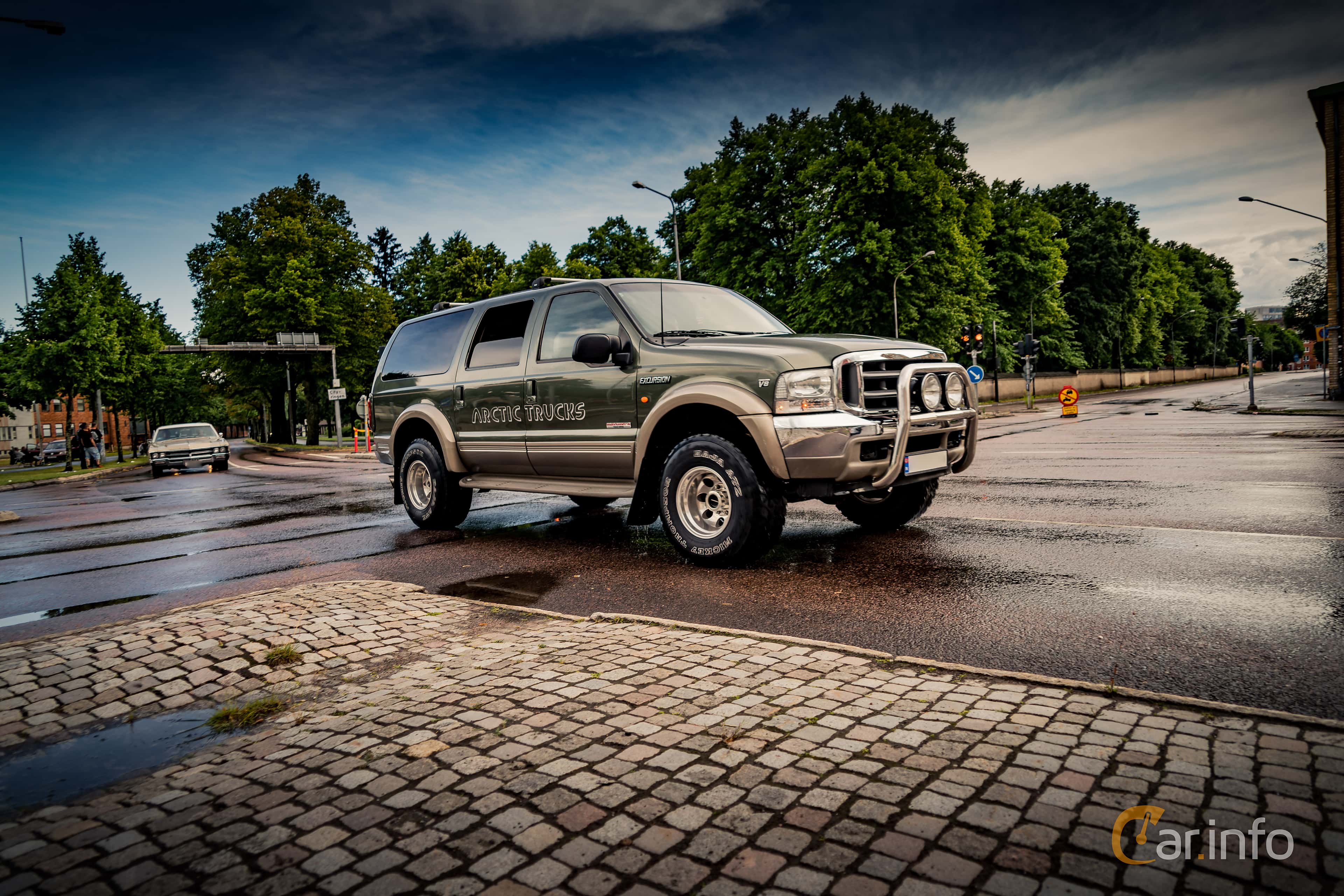Ford Excursion 1st Generation 6.0 V8 Automatic, 5-speed