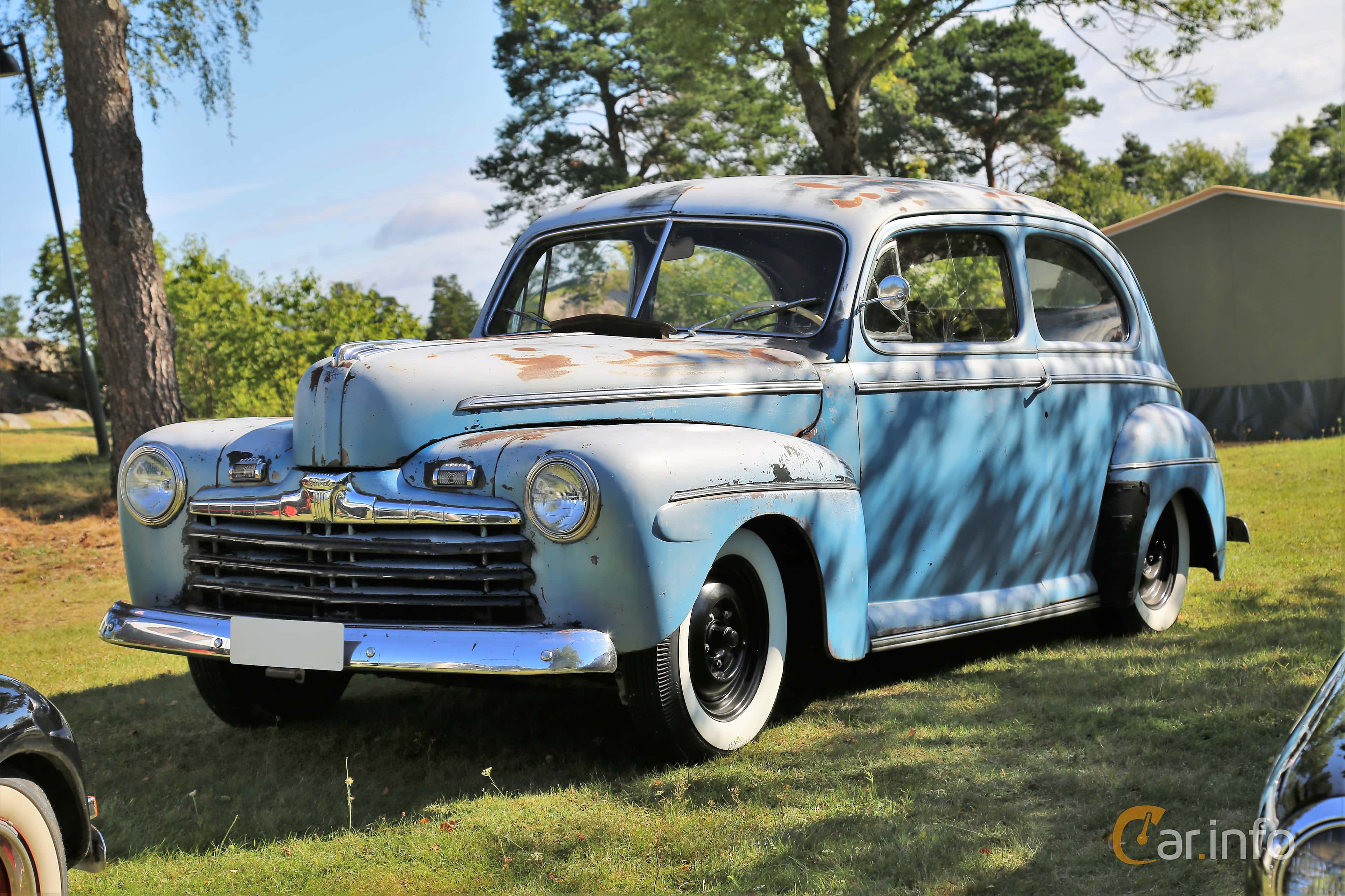 Ford Deluxe Tudor Sedan 3.9 V8 Manual, 102hp, 1946
