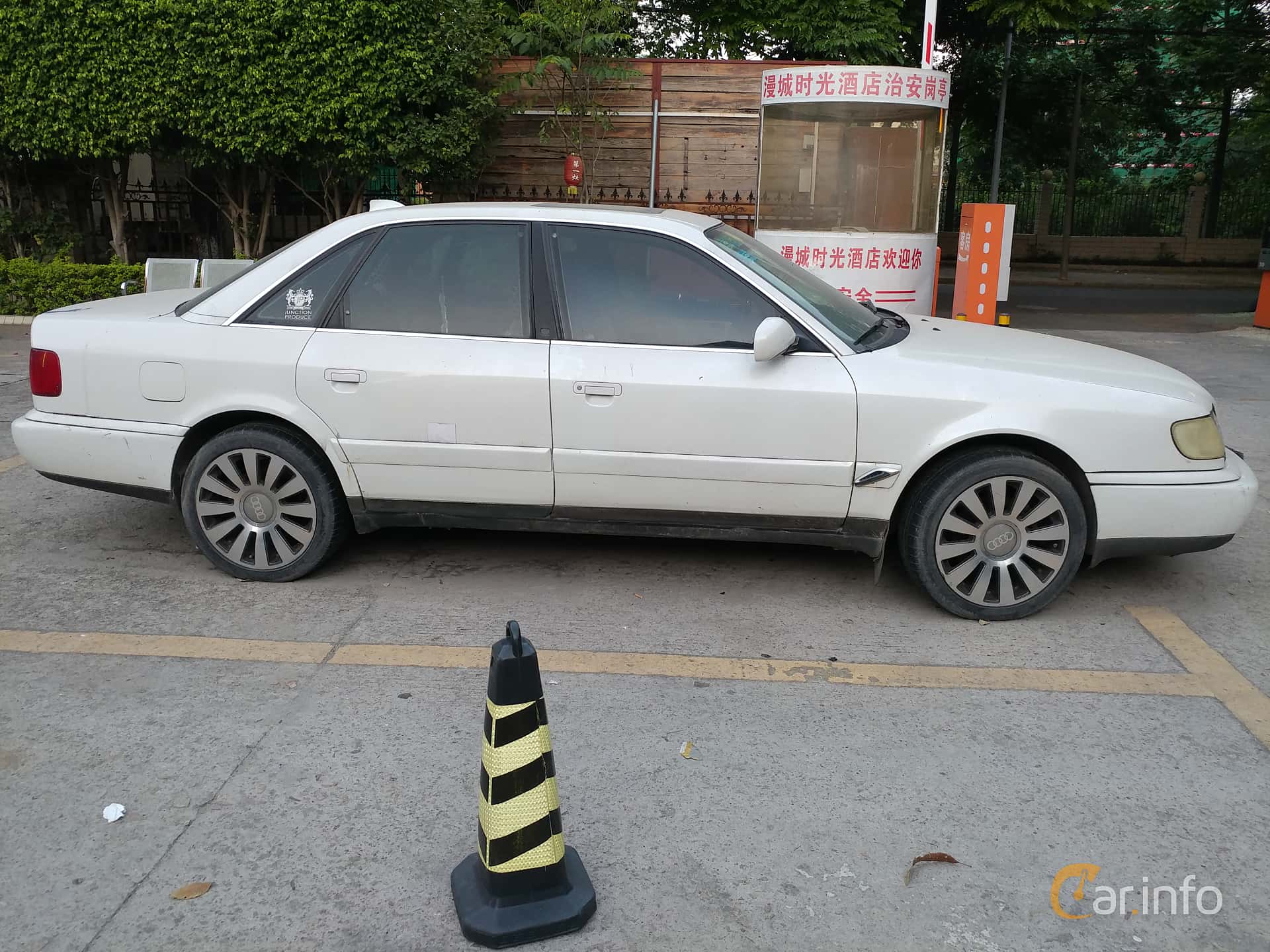 Audi A6 Sedan 2.8 V6 174hp, 1995