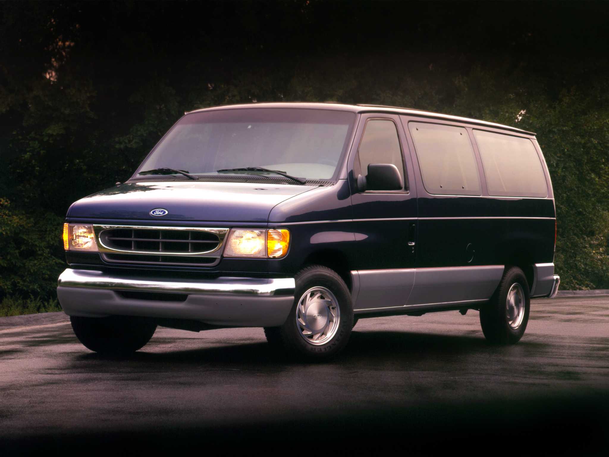 Ford Club Wagon E-150 5.4 V8 SEFI Automatic, 238hp, 1999