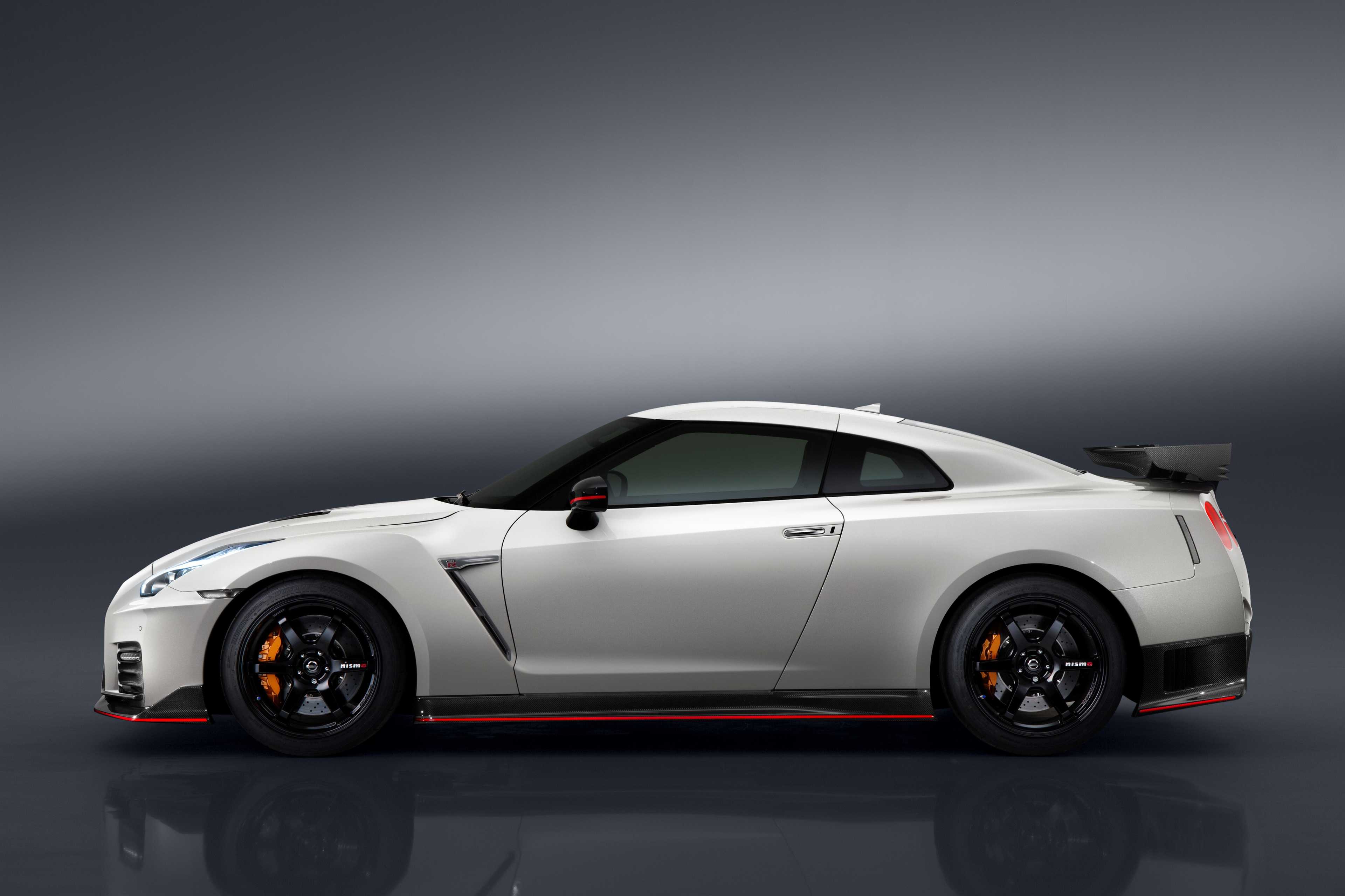 Nissan GT-R Nismo DCT, 6-speed