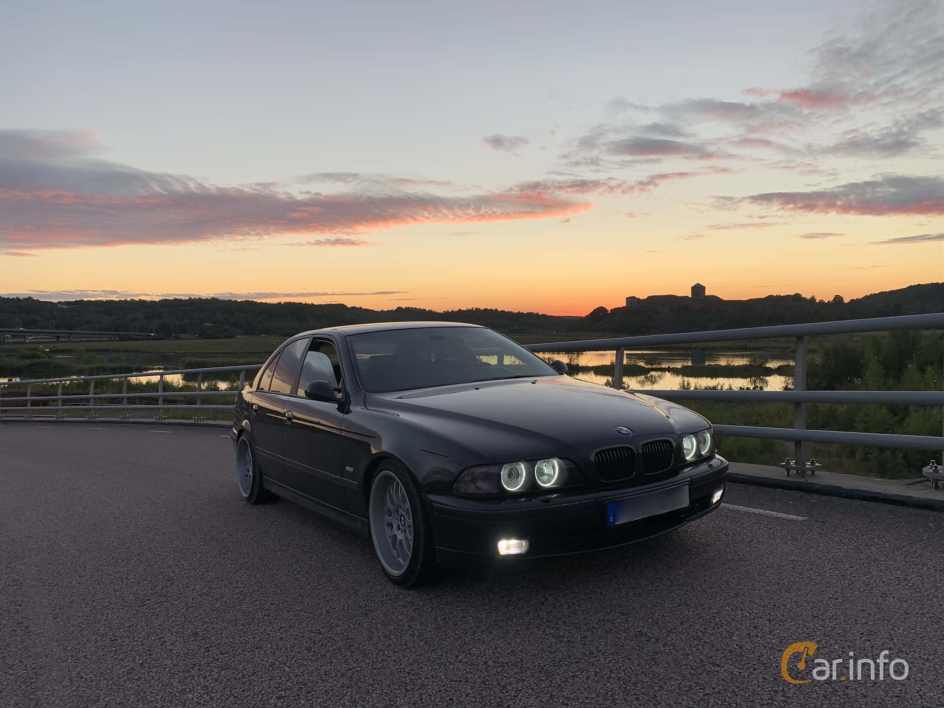 BMW 528i Sedan  Manual, 193hp, 1998