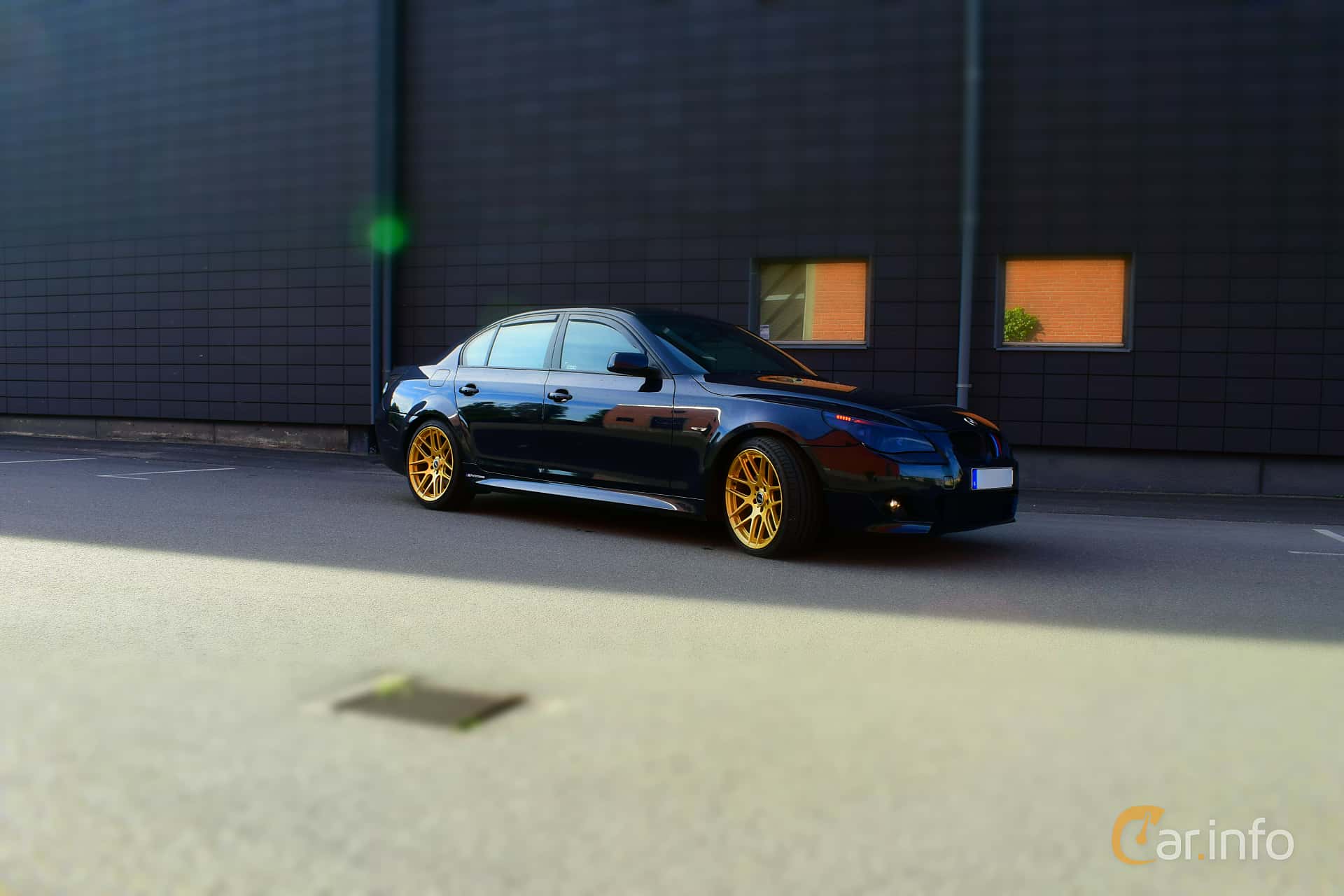 BMW 525i Sedan  218hp, 2005