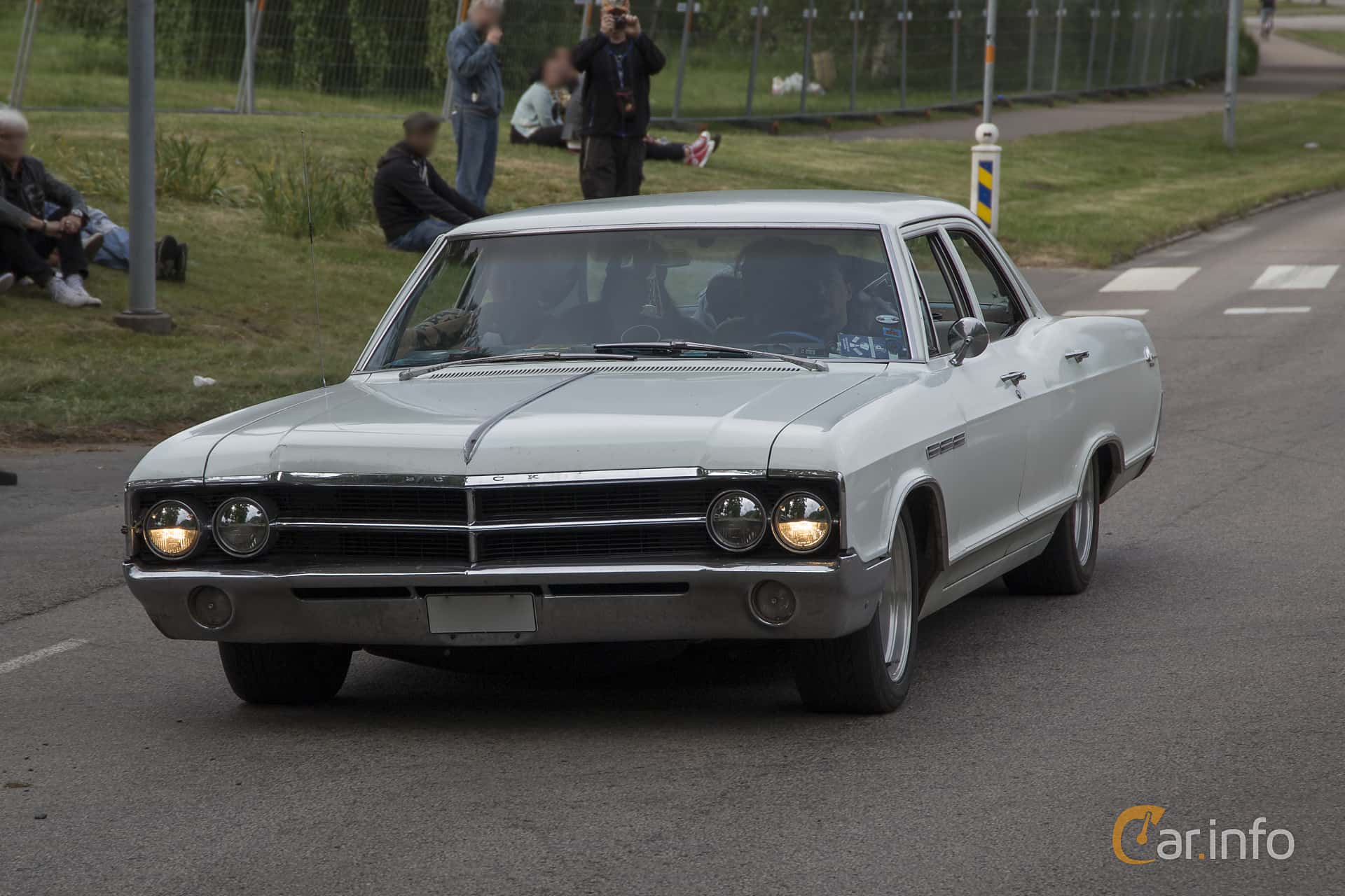 Buick LeSabre Sedan 4.9 V8 Manual, 3-speed