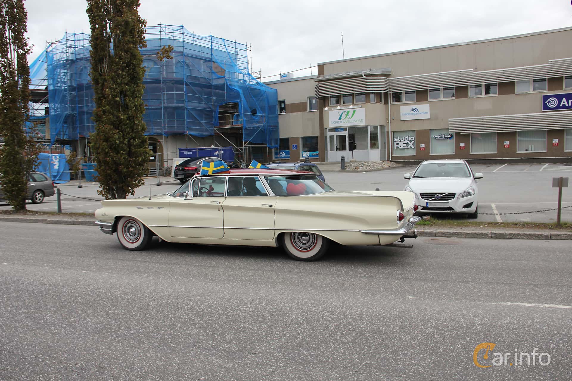 Buick LeSabre 4-door Sedan 6.0 V8 Manual, 304hp, 1960
