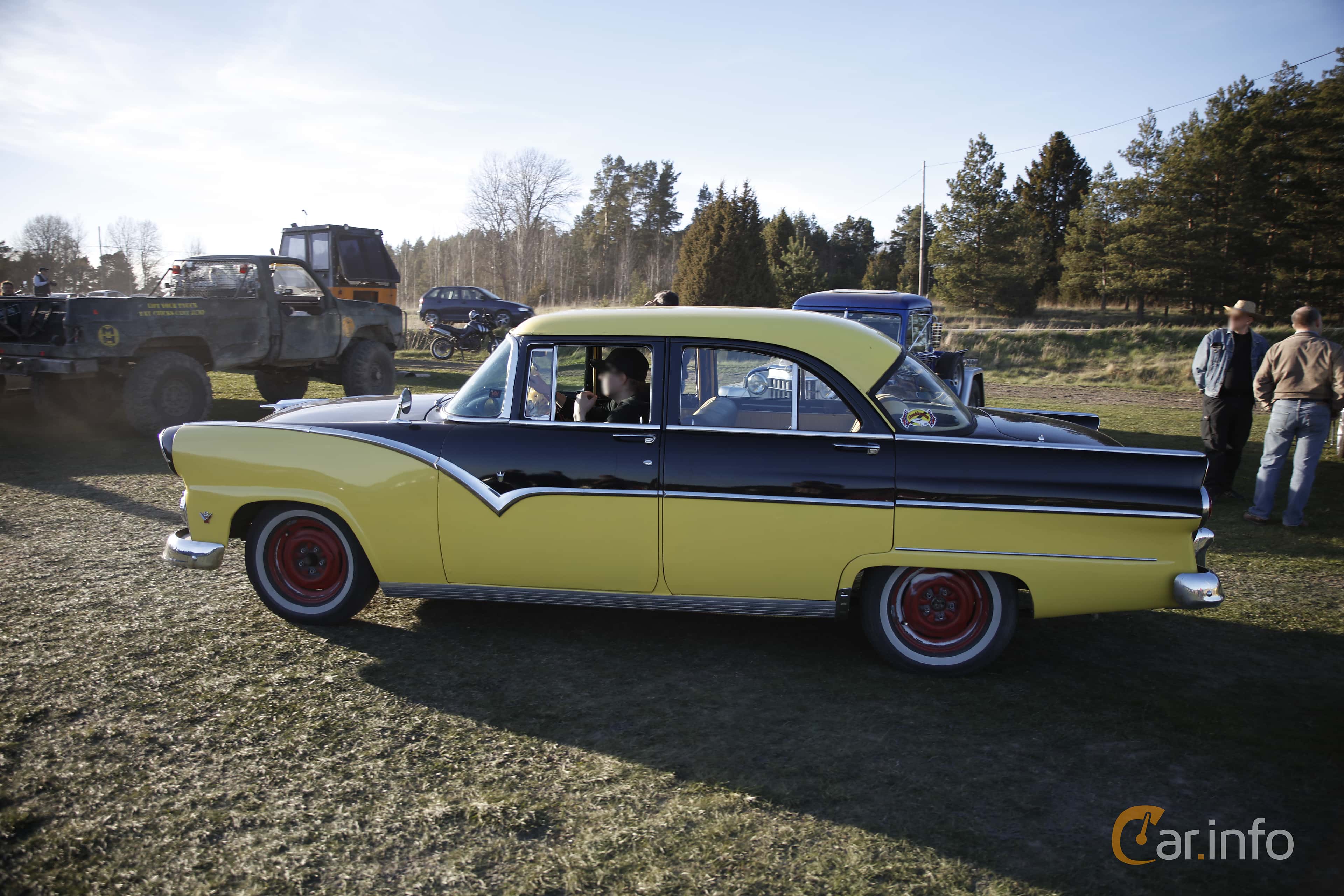 Ford Mainline Fordor Sedan 3.7 Automatic, 122hp, 1955