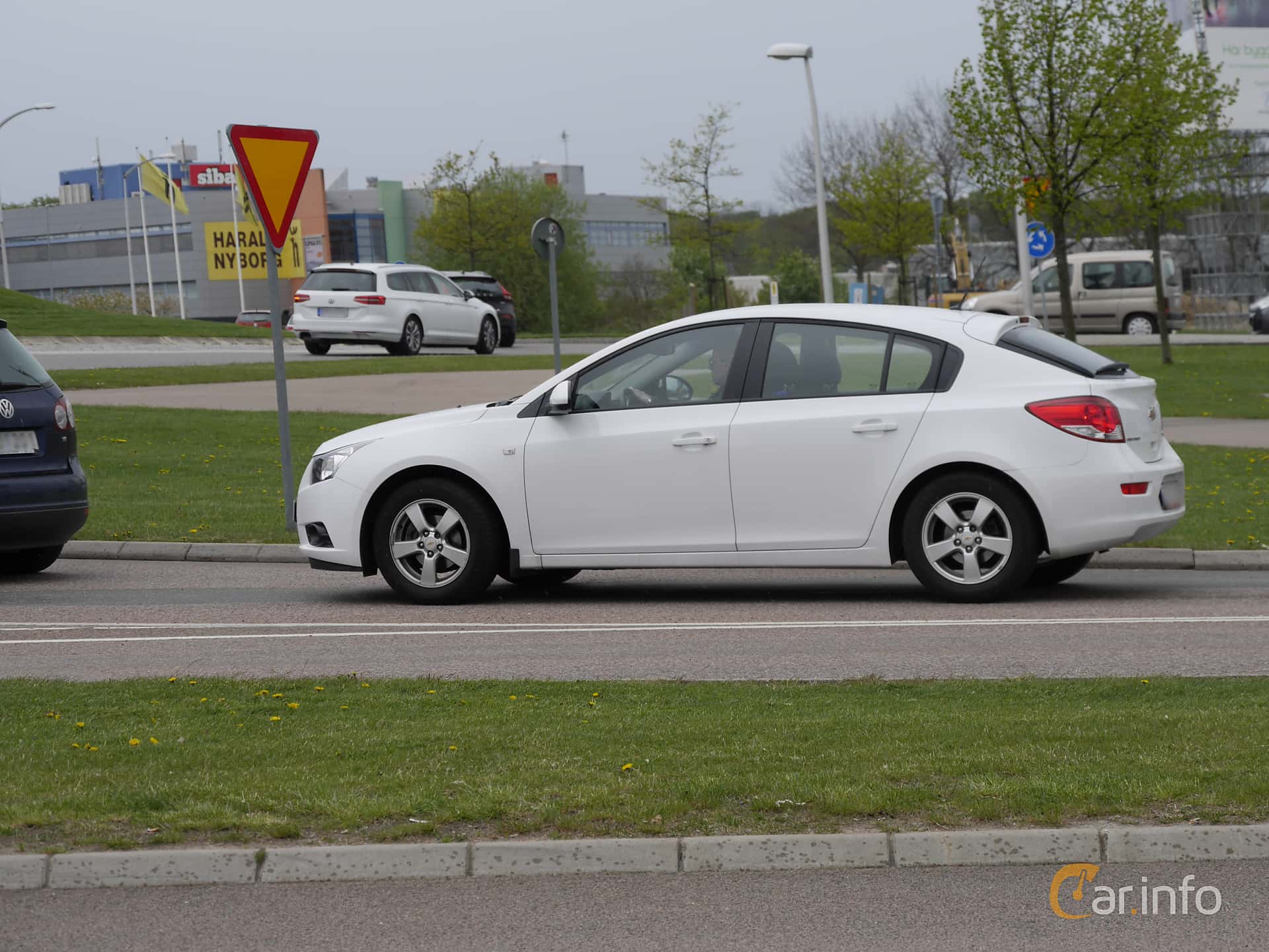 Chevrolet Cruze Hatchback 1.6 Manual, 124hp, 2012