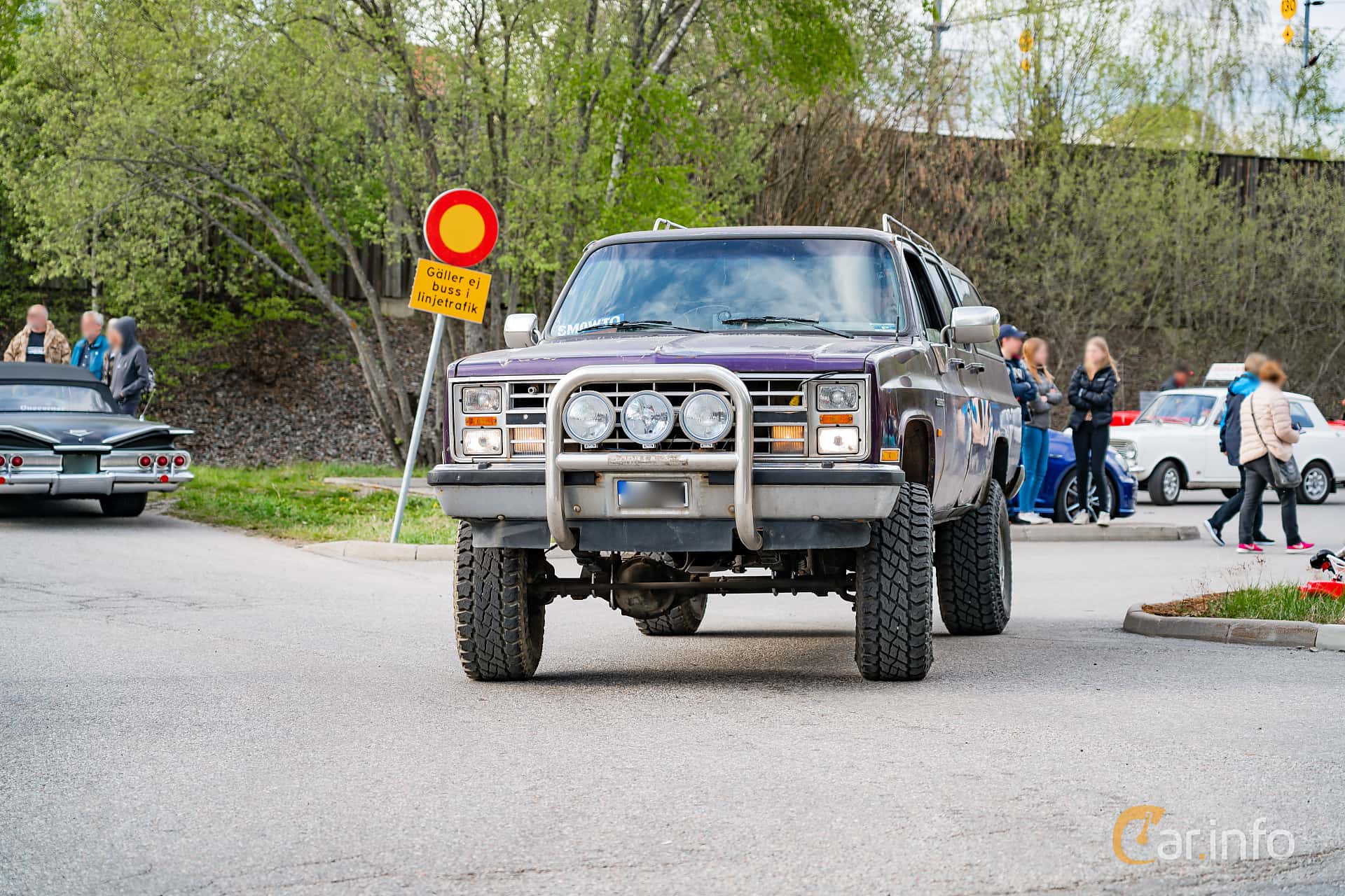 Chevrolet V10 Suburban 6.2 V8 4WD Hydra-Matic, 132hp, 1988