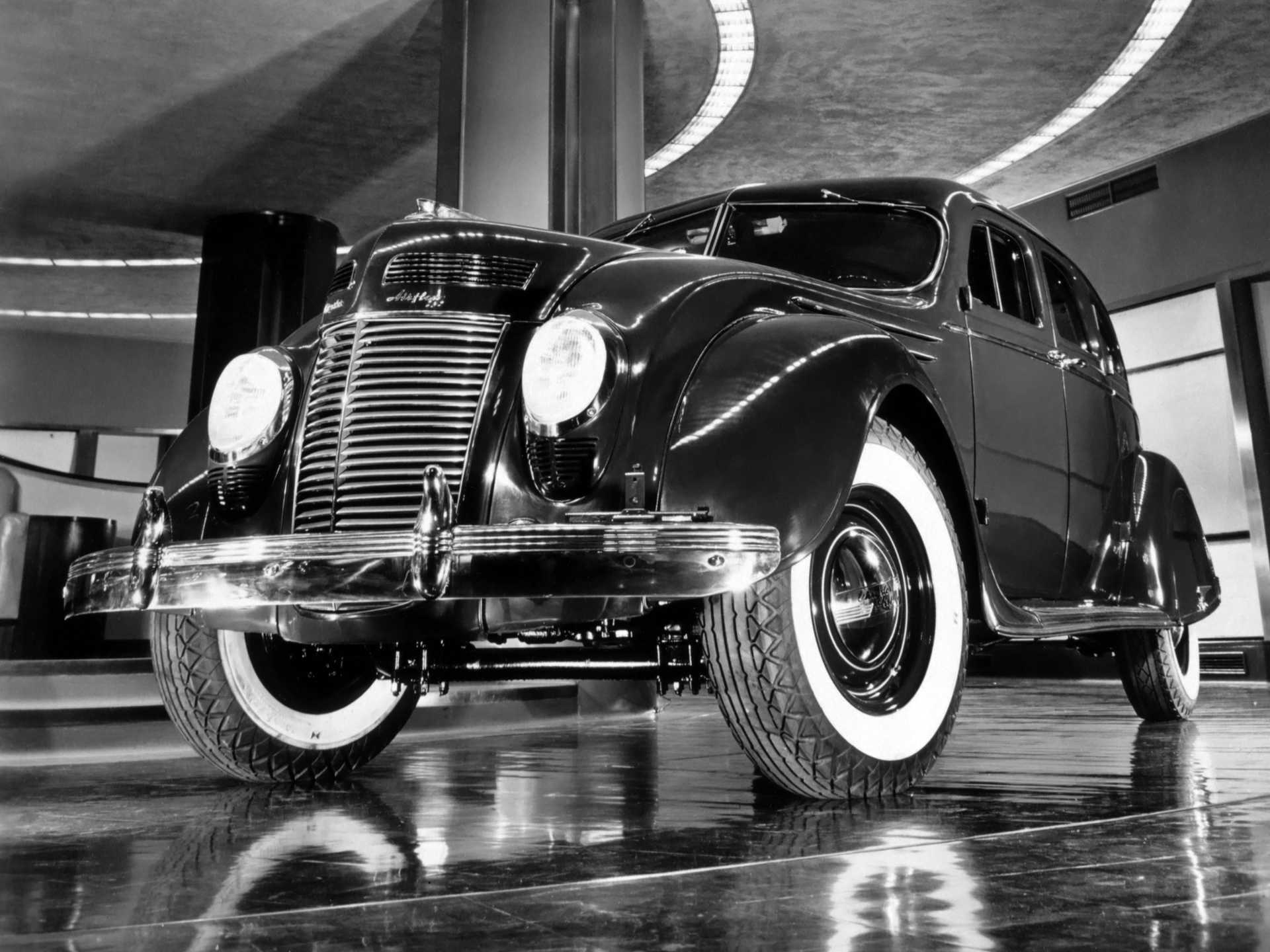 Chrysler Airflow Sedan 5.3 Manual, 132hp, 1937