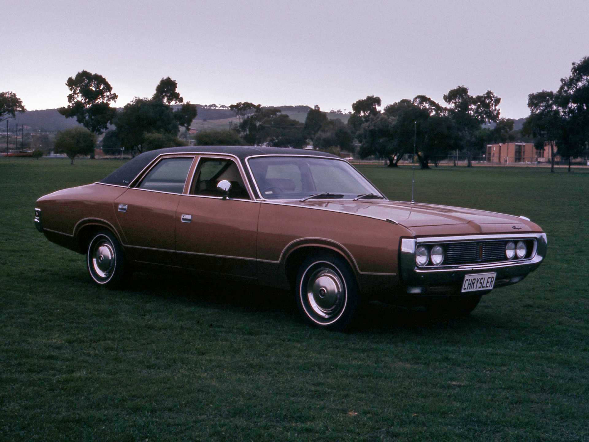 Chrysler by Chrysler Sedan 5.9 V8 TorqueFlite, 258hp, 1971